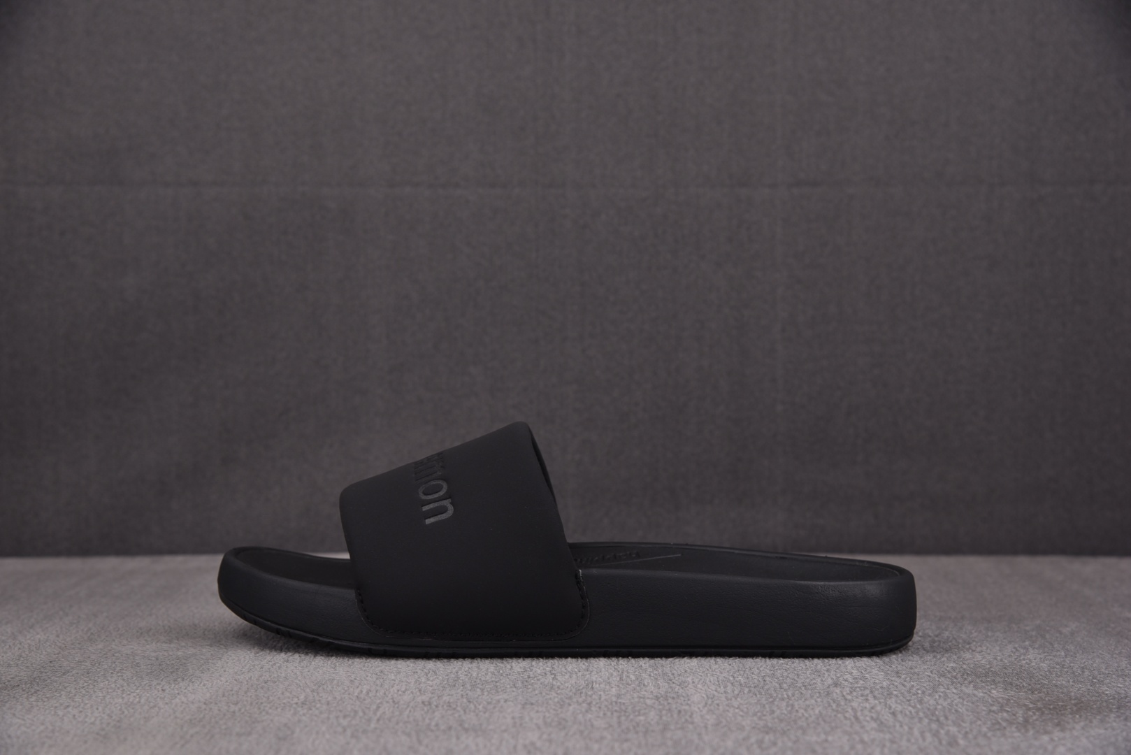 露露 尺码35.5-48

纯原出品-Luluemon Restfeel Slide 黑色 YZ002-