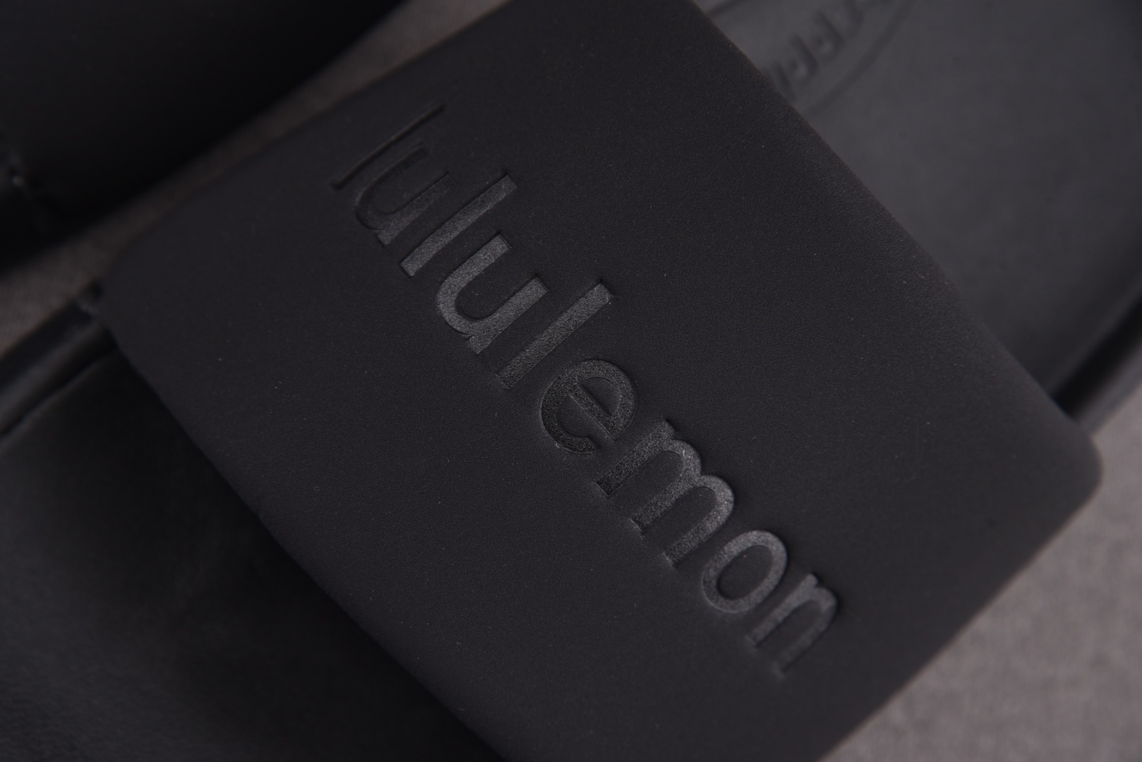 露露 尺码35.5-48

纯原出品-Luluemon Restfeel Slide 黑色 YZ002-