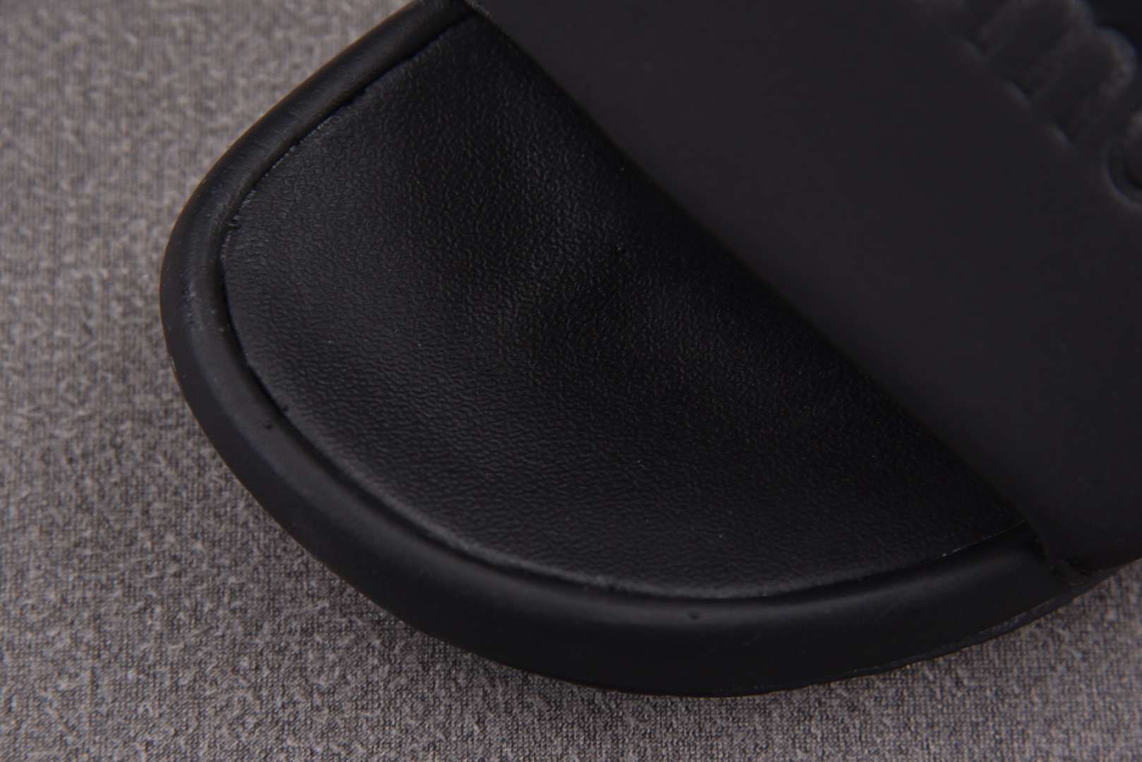 露露 尺码35.5-48

纯原出品-Luluemon Restfeel Slide 黑色 YZ002-