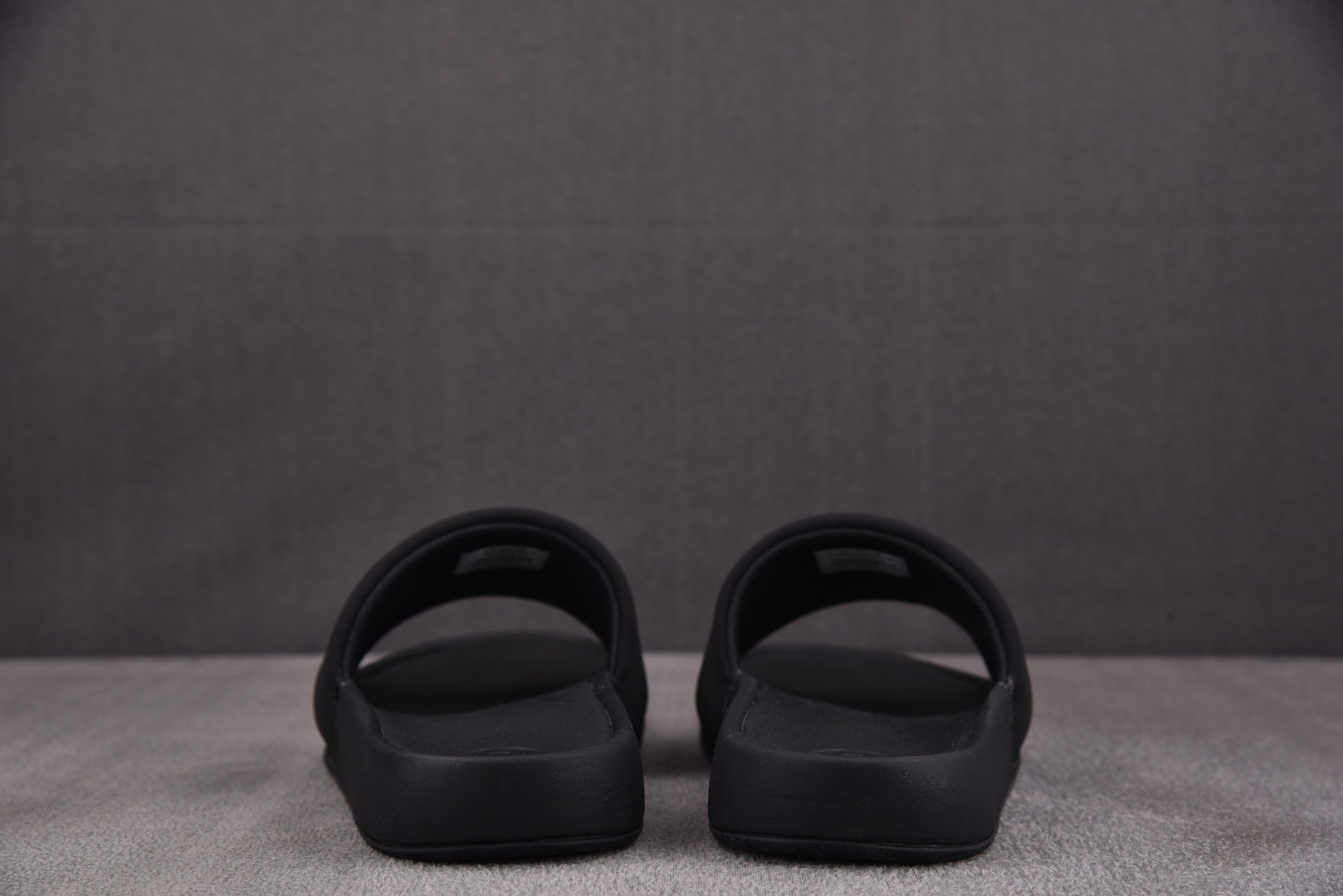 露露 尺码35.5-48

纯原出品-Luluemon Restfeel Slide 黑色 YZ002-
