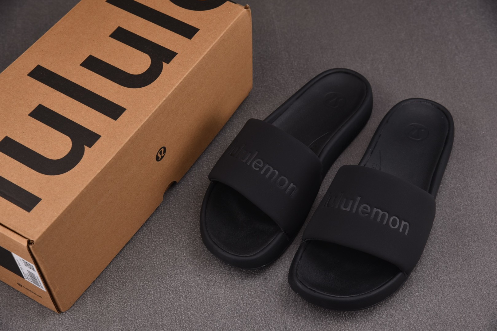 露露 尺码35.5-48

纯原出品-Luluemon Restfeel Slide 黑色 YZ002-