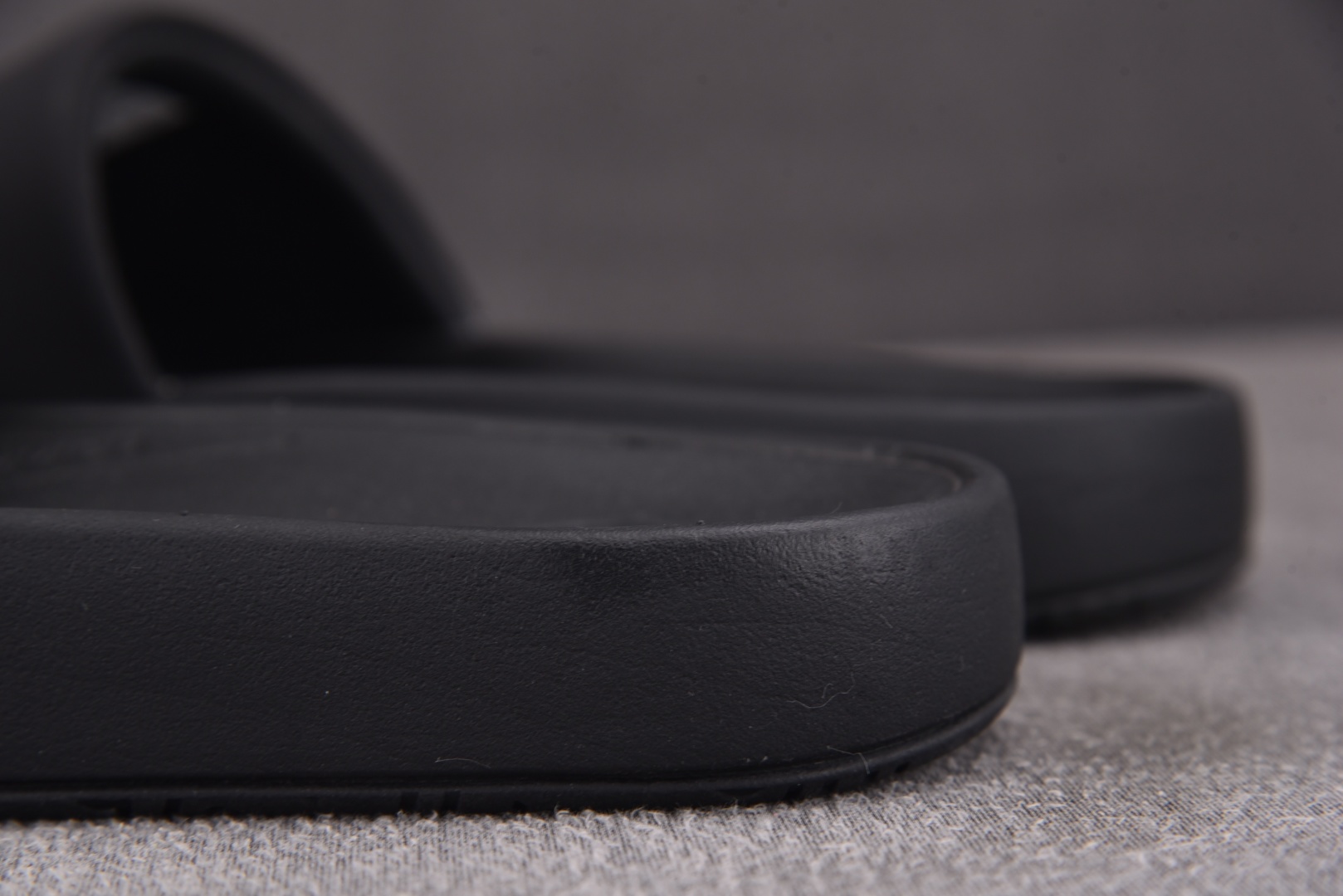 露露 尺码35.5-48

纯原出品-Luluemon Restfeel Slide 黑色 YZ002-