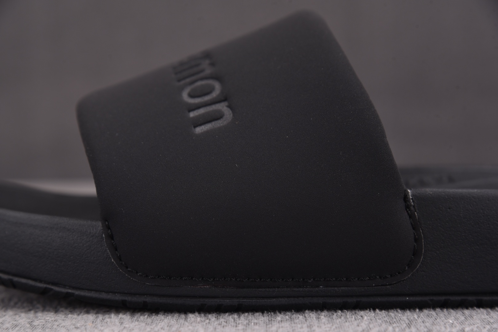 露露 尺码35.5-48

纯原出品-Luluemon Restfeel Slide 黑色 YZ002-