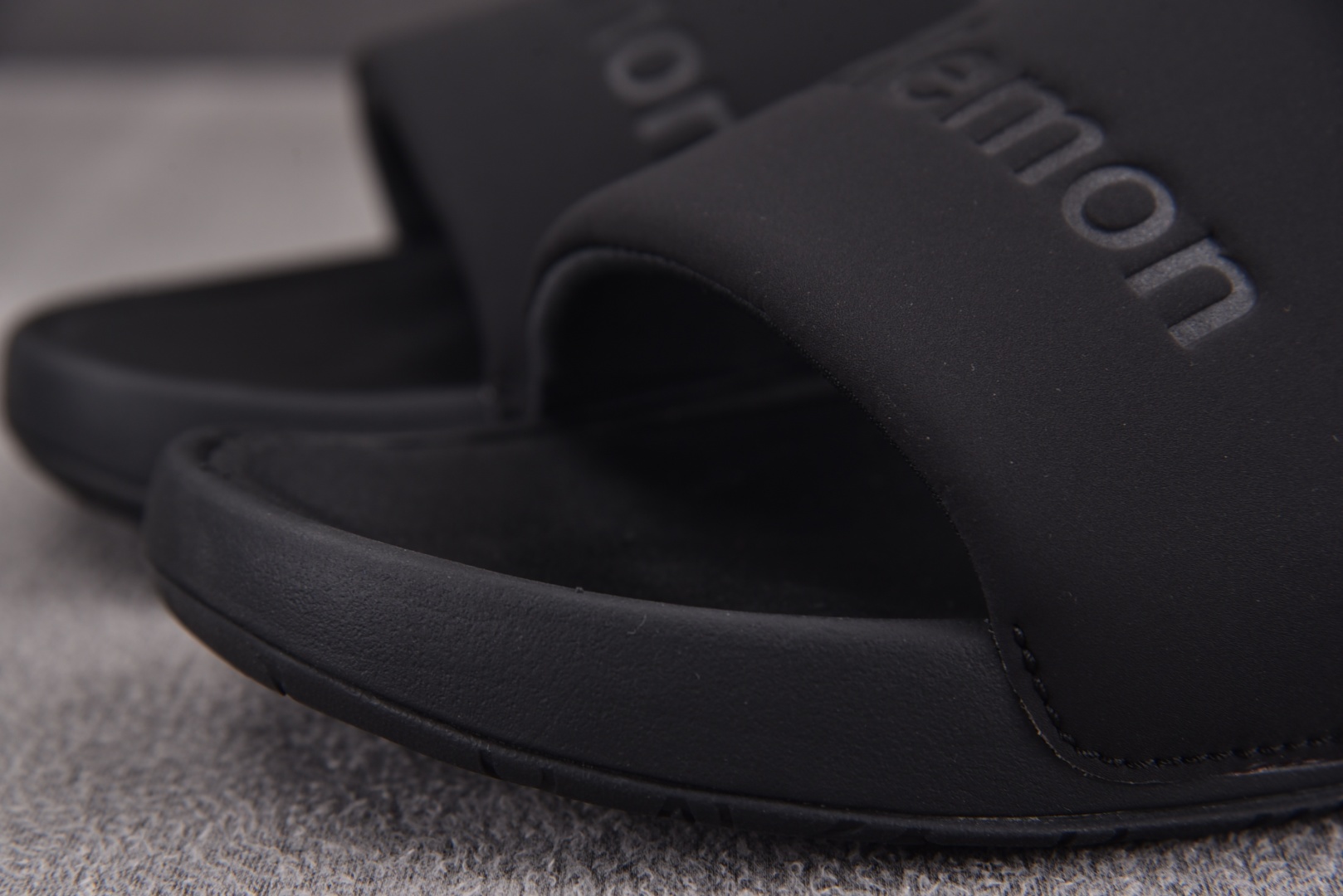 露露 尺码35.5-48

纯原出品-Luluemon Restfeel Slide 黑色 YZ002-
