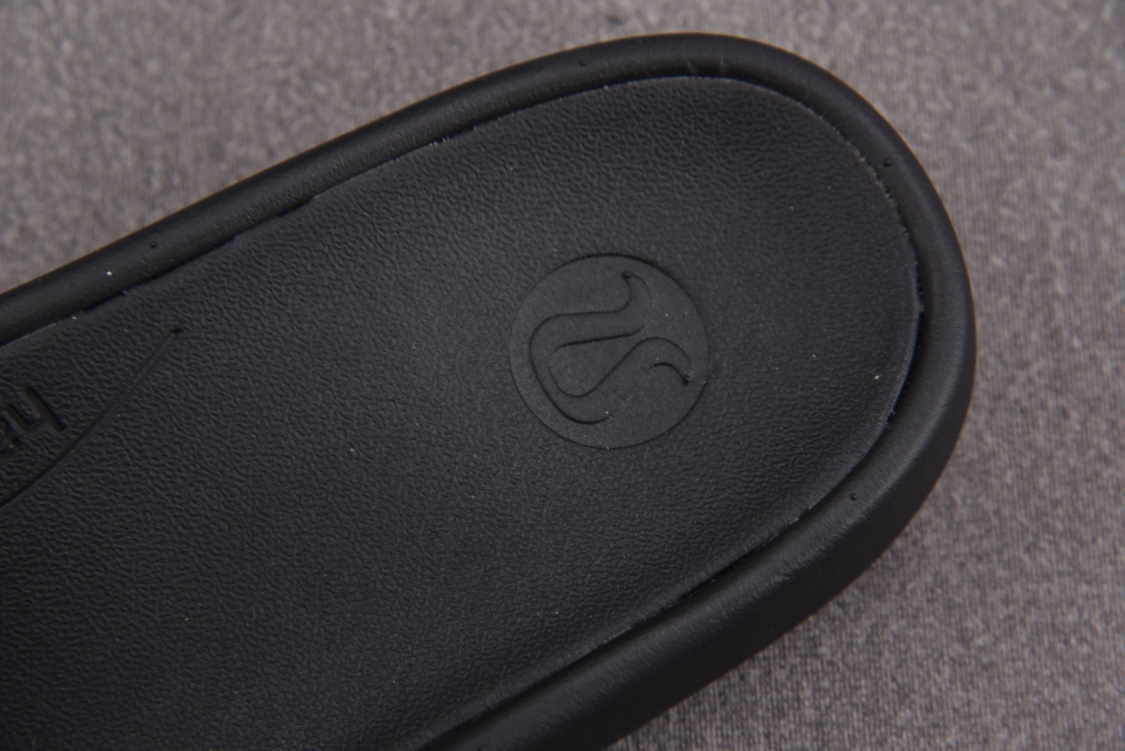 露露 尺码35.5-48

纯原出品-Luluemon Restfeel Slide 黑色 YZ002-