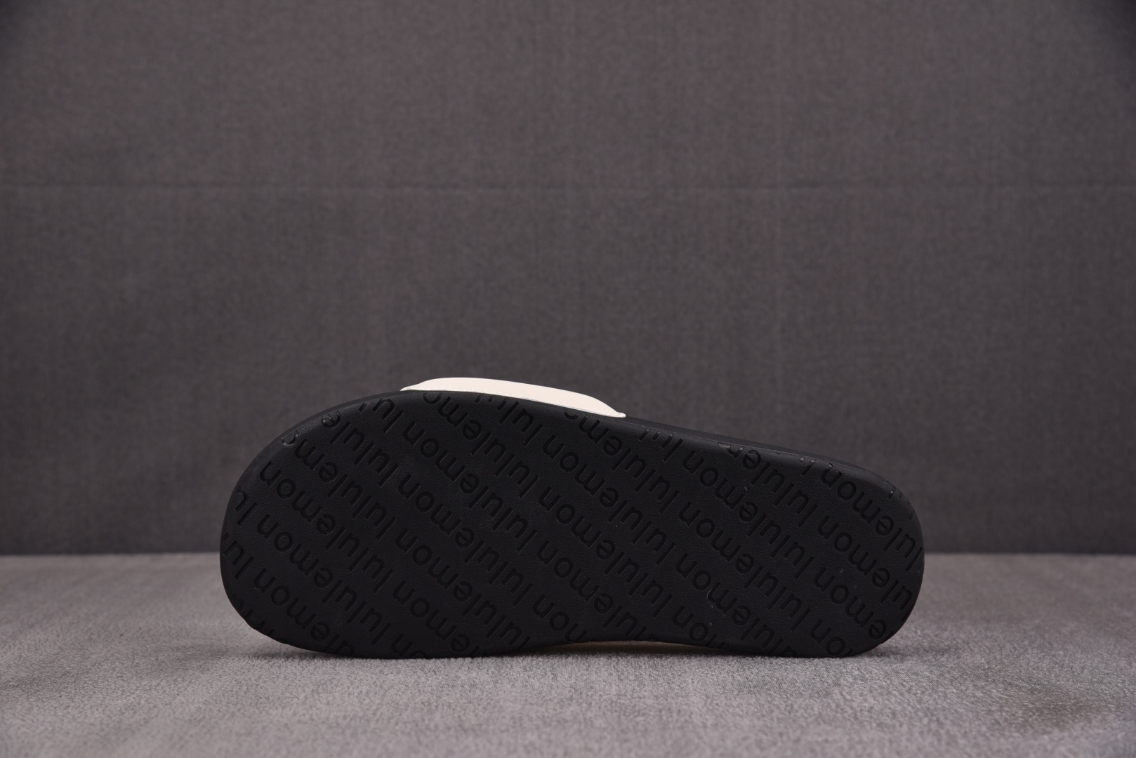 露露 尺码35.5-48

纯原出品-Luluemon Restfeel Slide 米白黑 YZ002