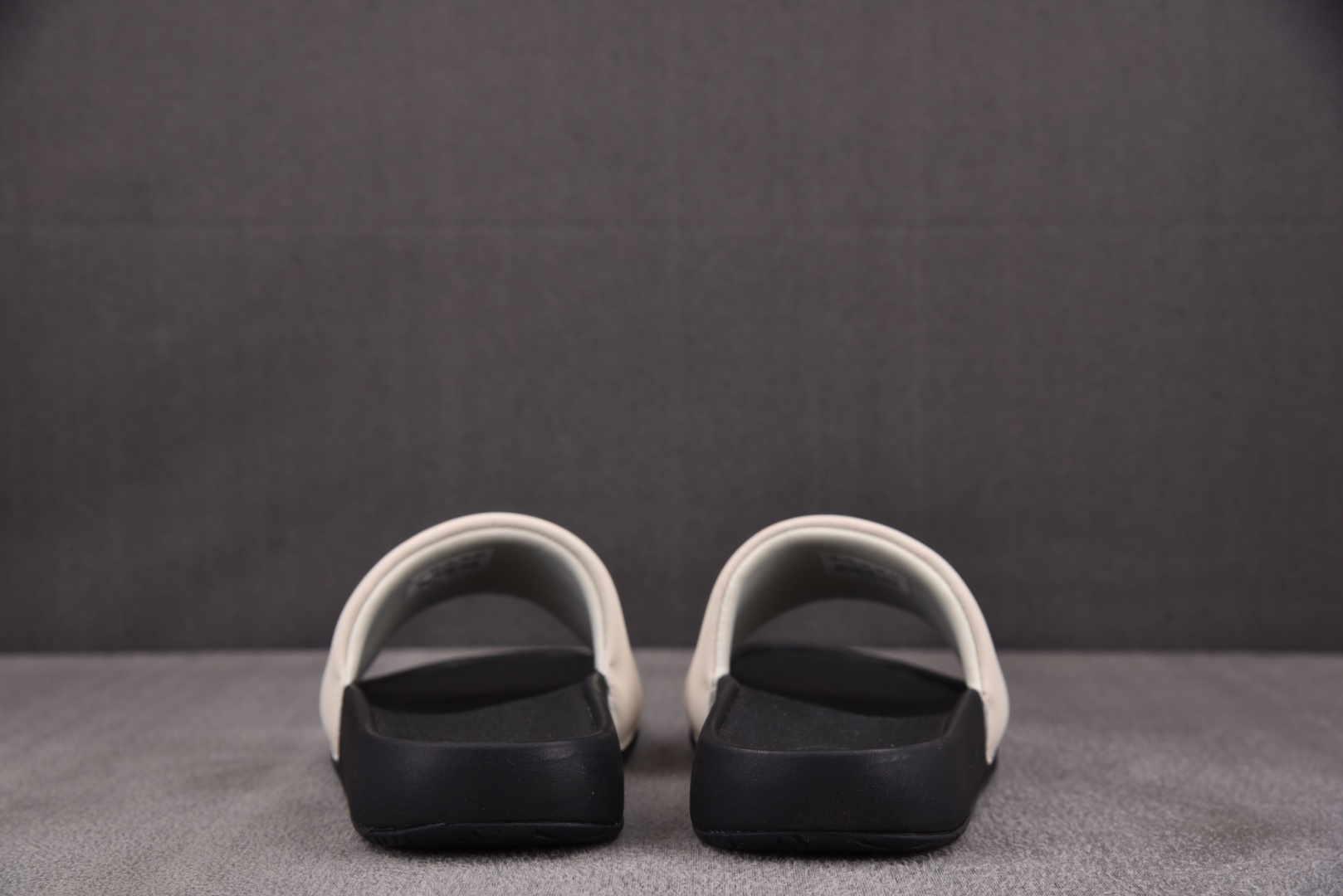 露露 尺码35.5-48

纯原出品-Luluemon Restfeel Slide 米白黑 YZ002