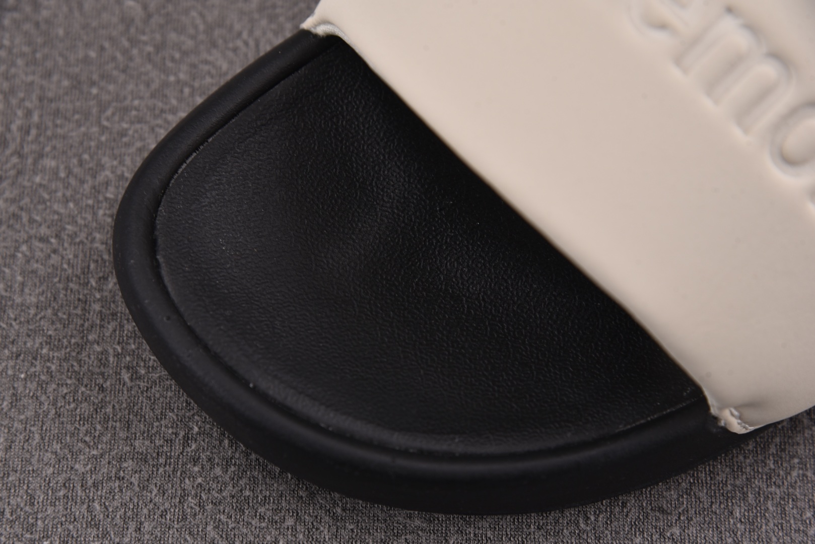 露露 尺码35.5-48

纯原出品-Luluemon Restfeel Slide 米白黑 YZ002