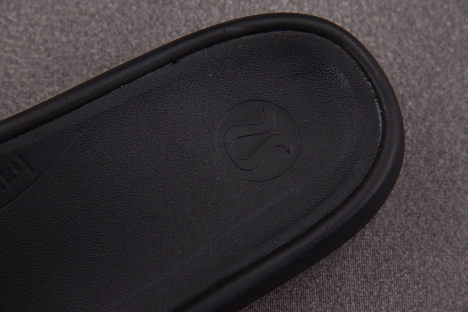 露露 尺码35.5-48

纯原出品-Luluemon Restfeel Slide 米白黑 YZ002