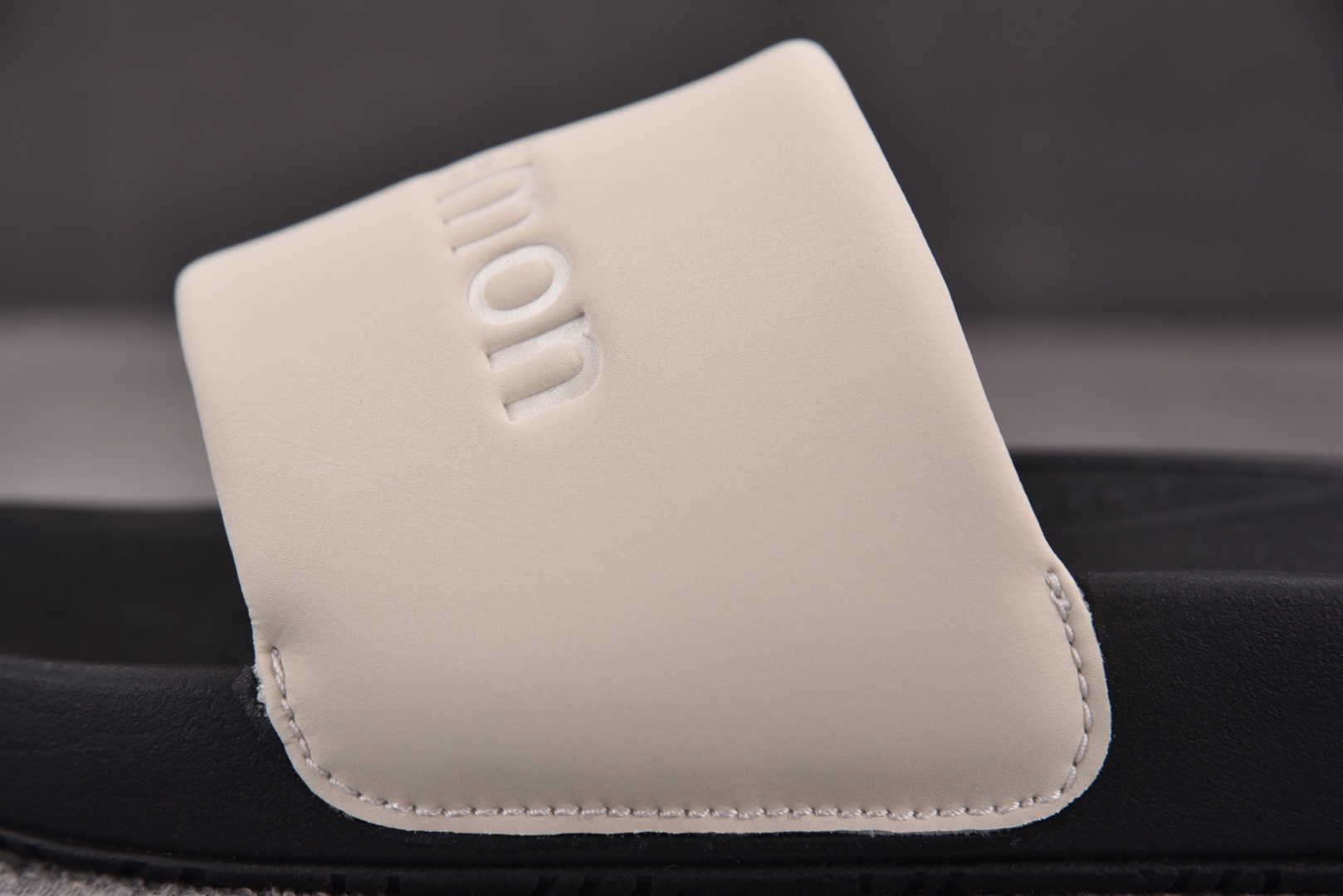露露 尺码35.5-48

纯原出品-Luluemon Restfeel Slide 米白黑 YZ002