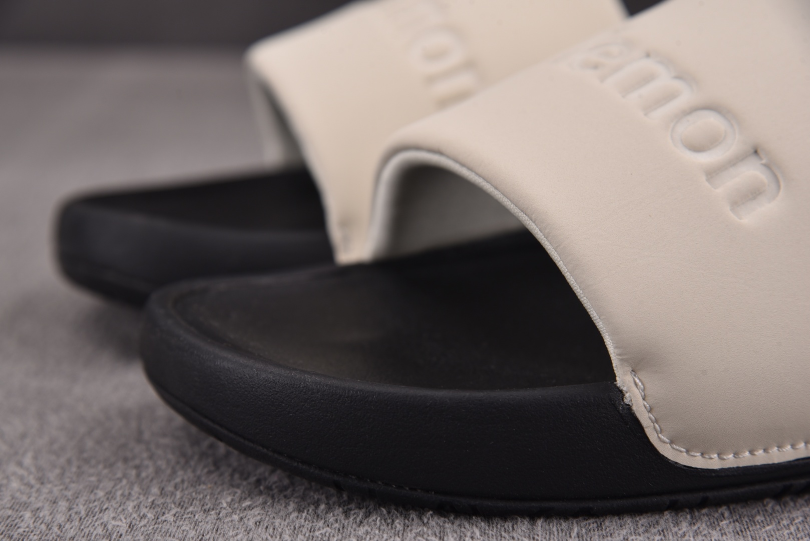 露露 尺码35.5-48

纯原出品-Luluemon Restfeel Slide 米白黑 YZ002