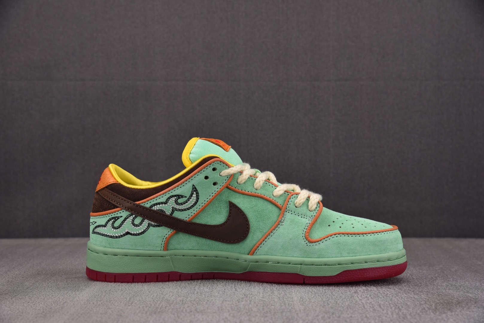 Dunk 尺码40-47.5

纯原版出品-SB Dunk Low Tourmaline 黑人月 低帮休