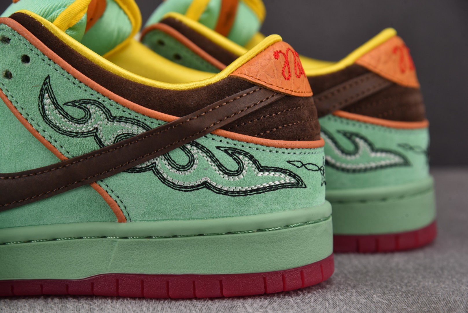 Dunk 尺码40-47.5

纯原版出品-SB Dunk Low Tourmaline 黑人月 低帮休