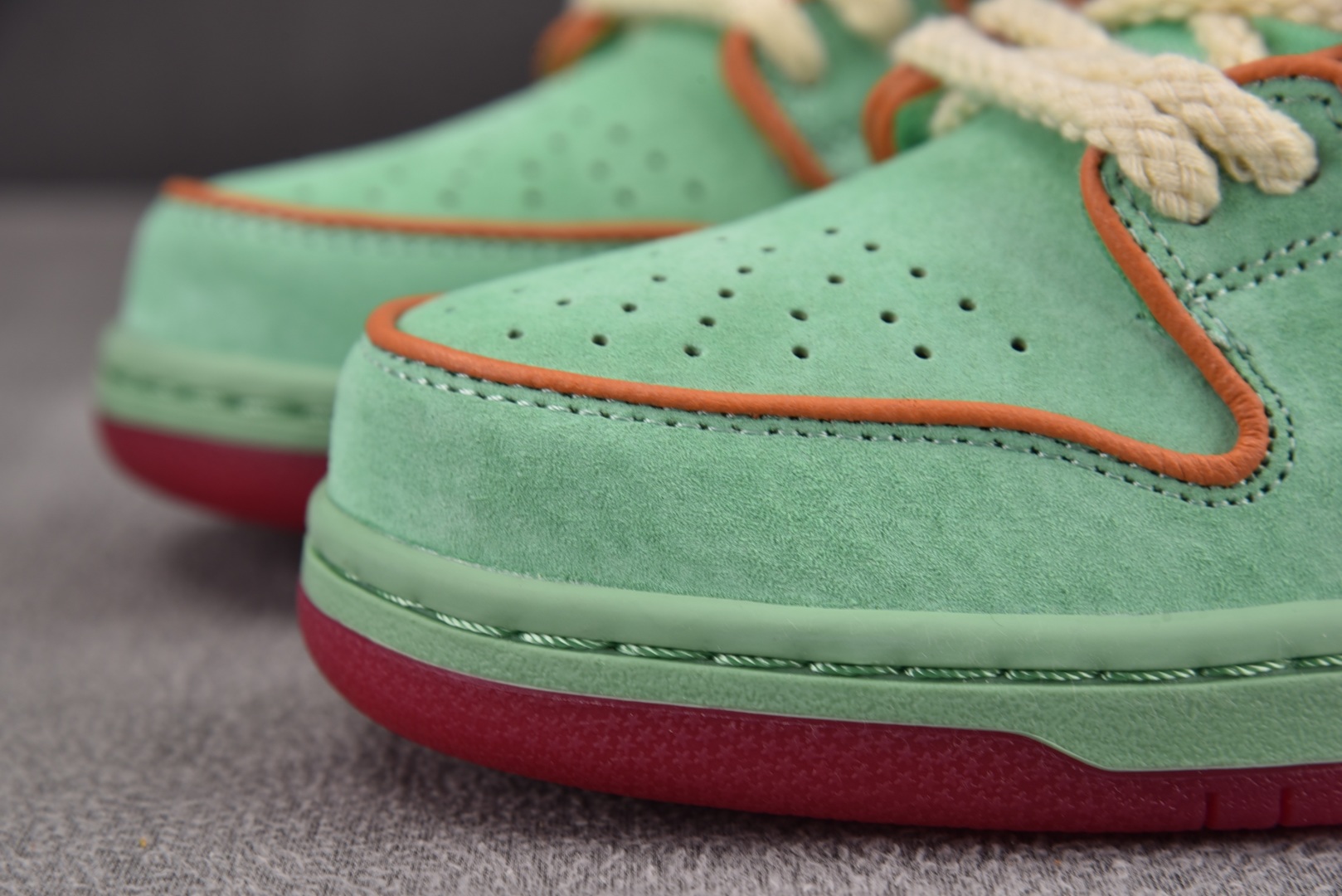 Dunk 尺码40-47.5

纯原版出品-SB Dunk Low Tourmaline 黑人月 低帮休
