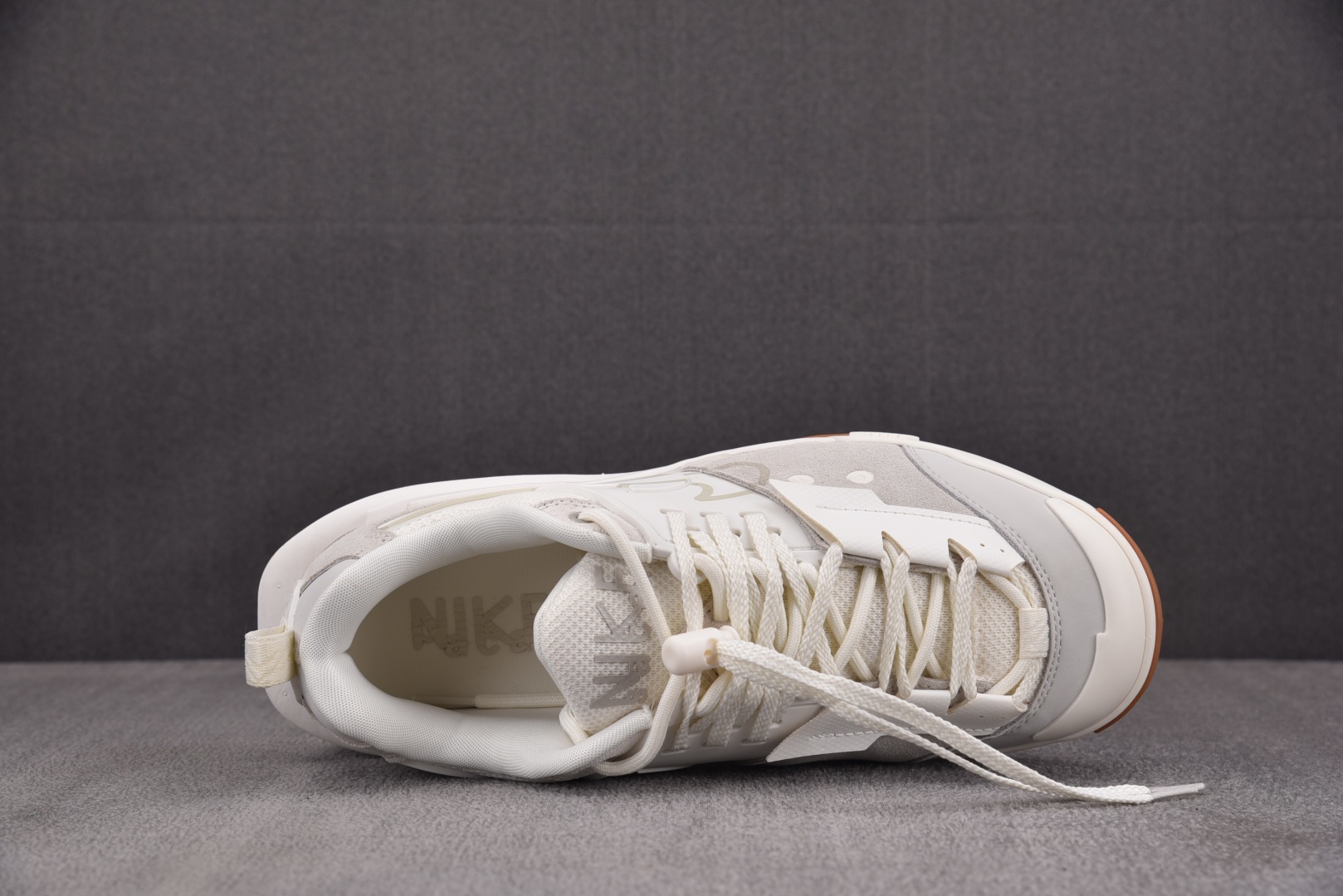 Sacai 尺码36-46

纯原出品-Sacai x NK Zegamadome SP 白色 HQ86