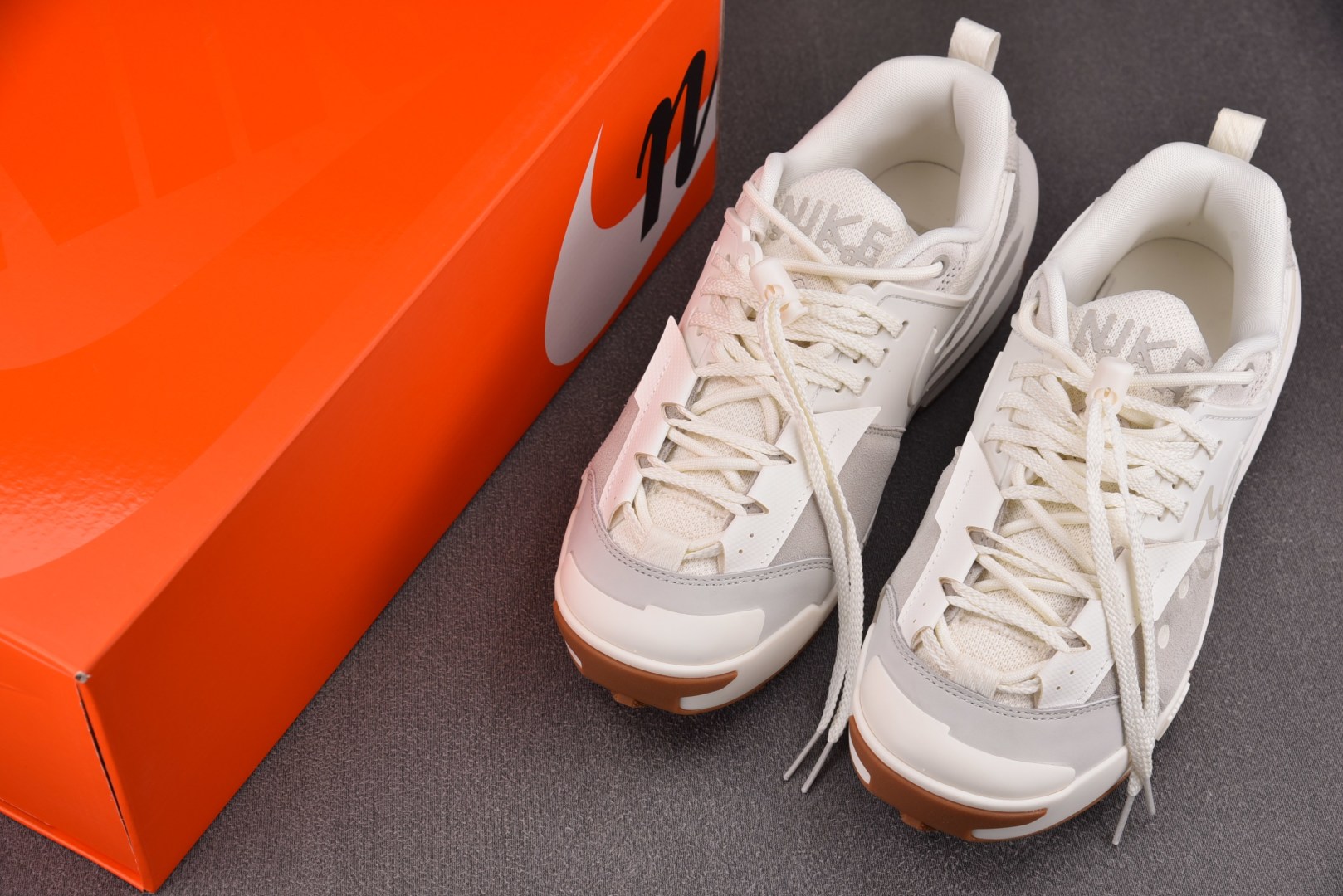 Sacai 尺码36-46

纯原出品-Sacai x NK Zegamadome SP 白色 HQ86