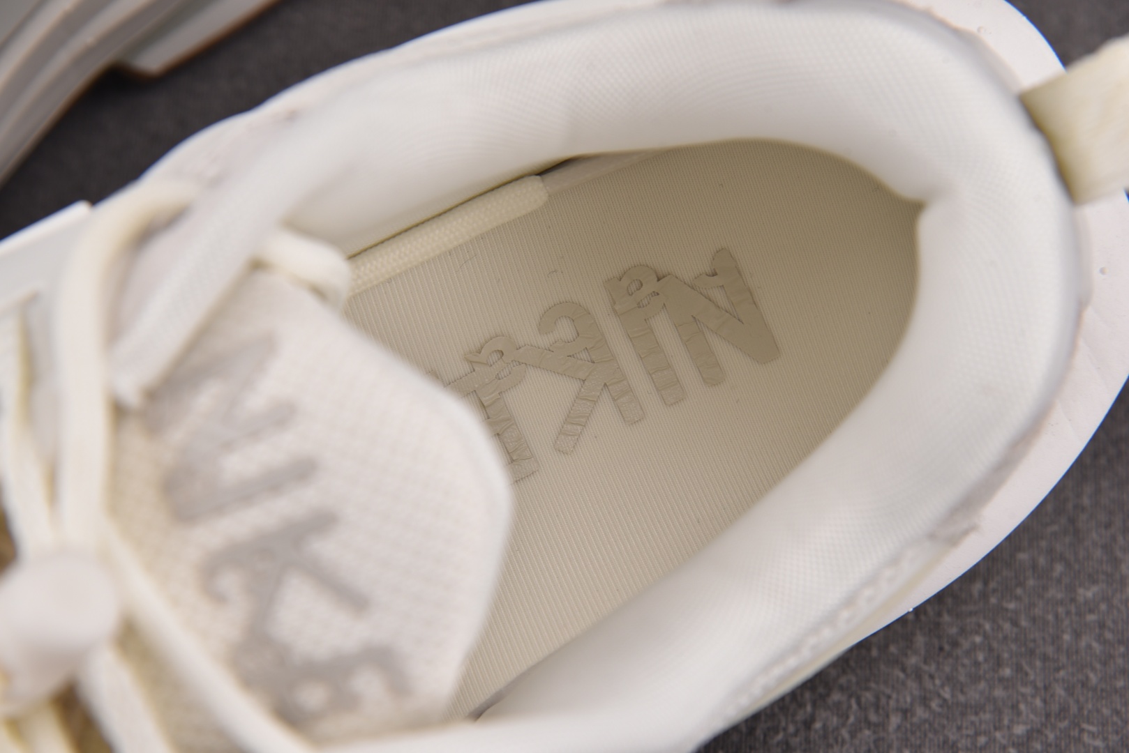 Sacai 尺码36-46

纯原出品-Sacai x NK Zegamadome SP 白色 HQ86