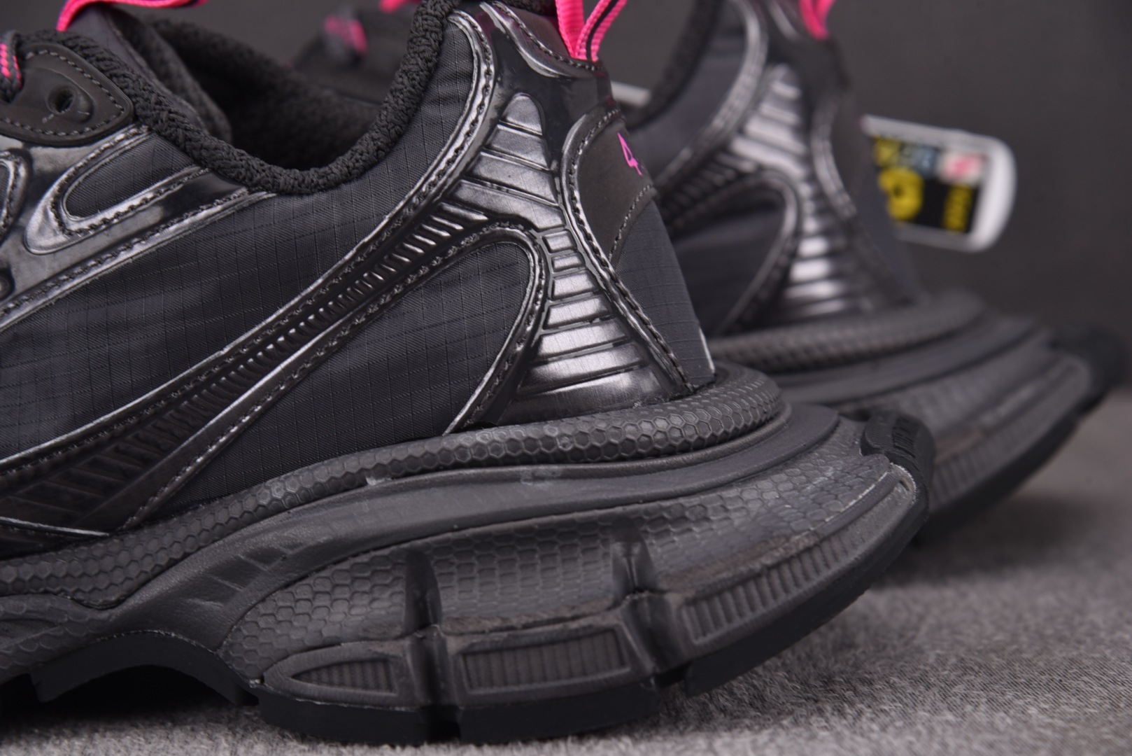 巴黎 尺码35-46

纯原出品-Balenciaga 3XL RIPSTOP 黑灰粉 YZ018-5
