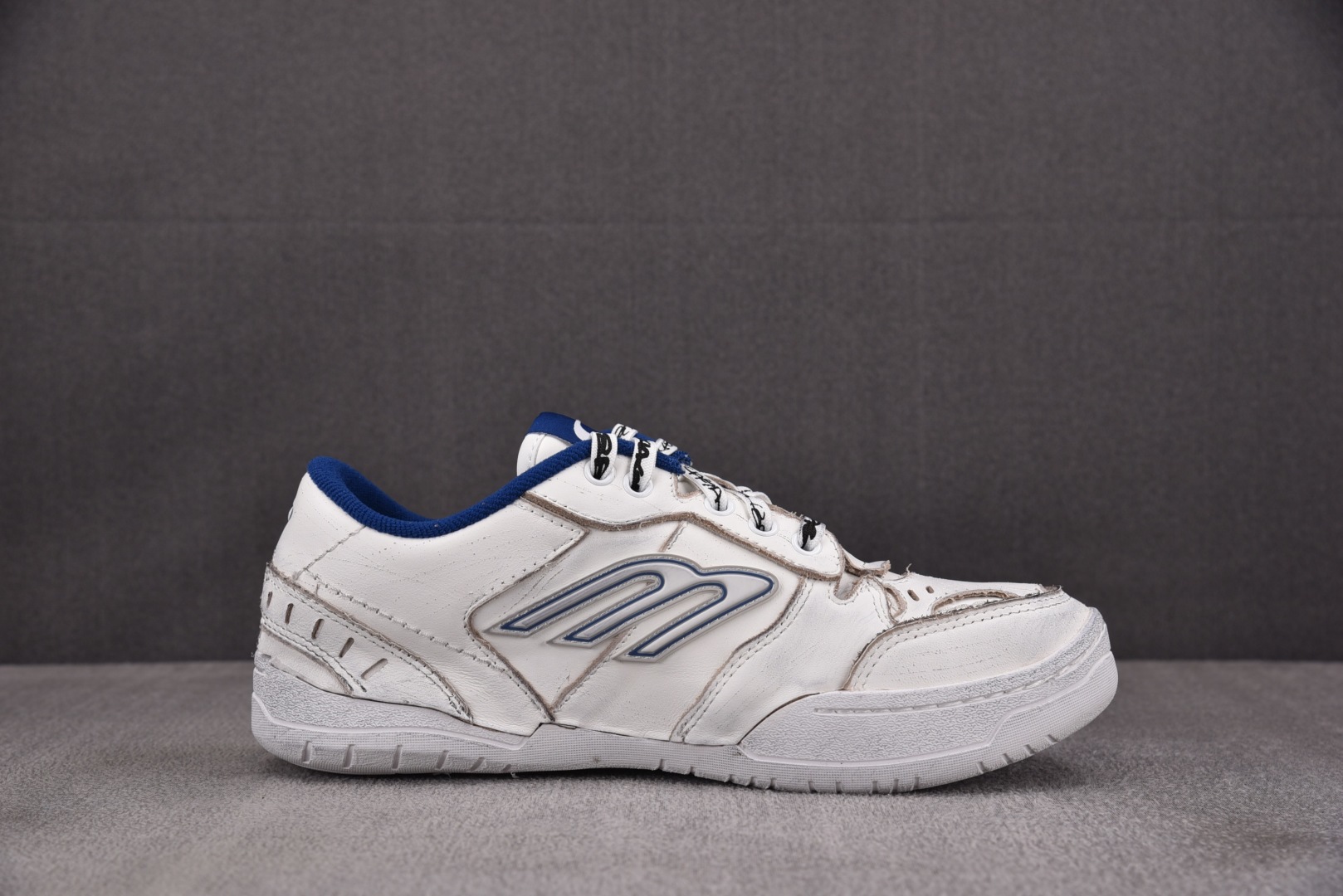 巴黎 尺码35-46

纯原出品-Balenciaga Hamptons Worn-Out 白蓝 YZ0