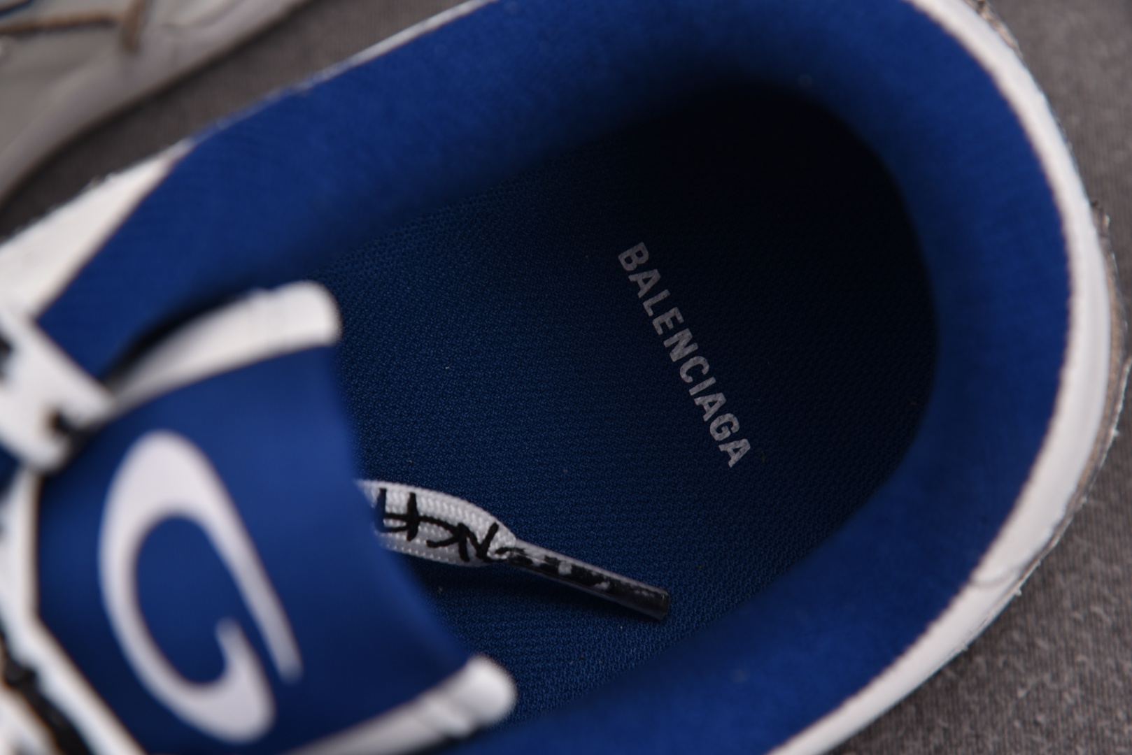 巴黎 尺码35-46

纯原出品-Balenciaga Hamptons Worn-Out 白蓝 YZ0