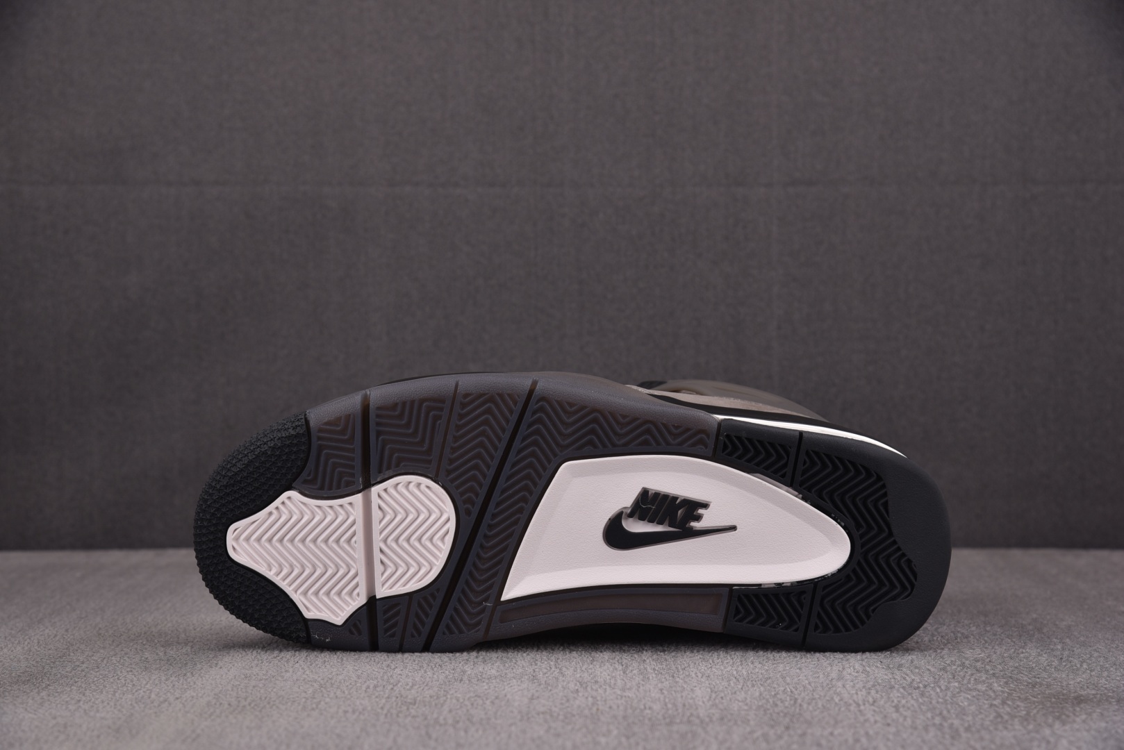 AJ4黑灰 尺码40-47.5

纯原出品-Air Jordan 4 Retro Cave Stone 