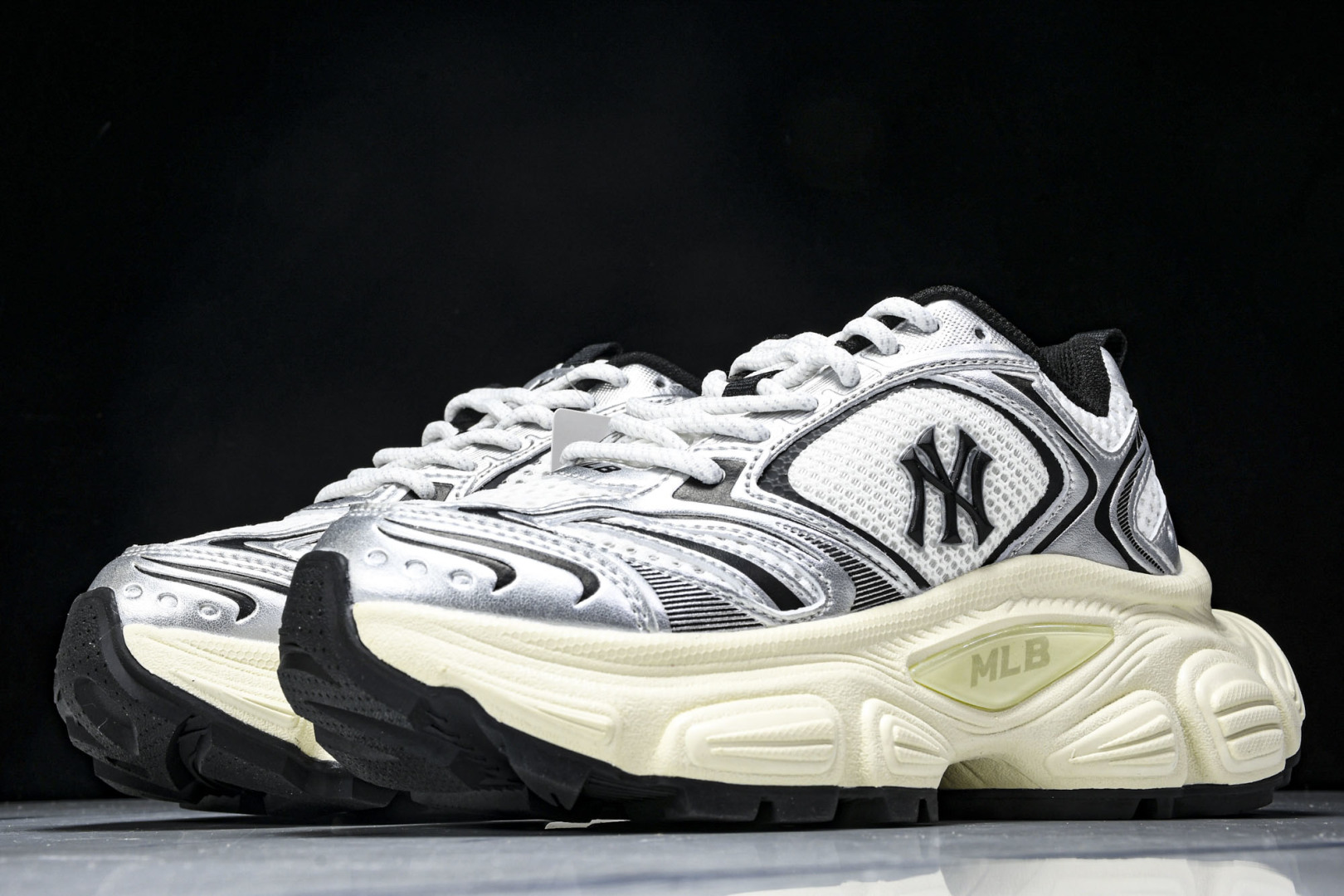 MLB 尺码35-45

纯原版出品-MLB Winner Chunky 赛博老爹鞋 银灰色 3ASHW