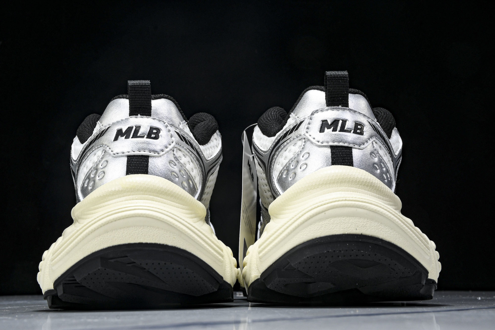 MLB 尺码35-45

纯原版出品-MLB Winner Chunky 赛博老爹鞋 银灰色 3ASHW