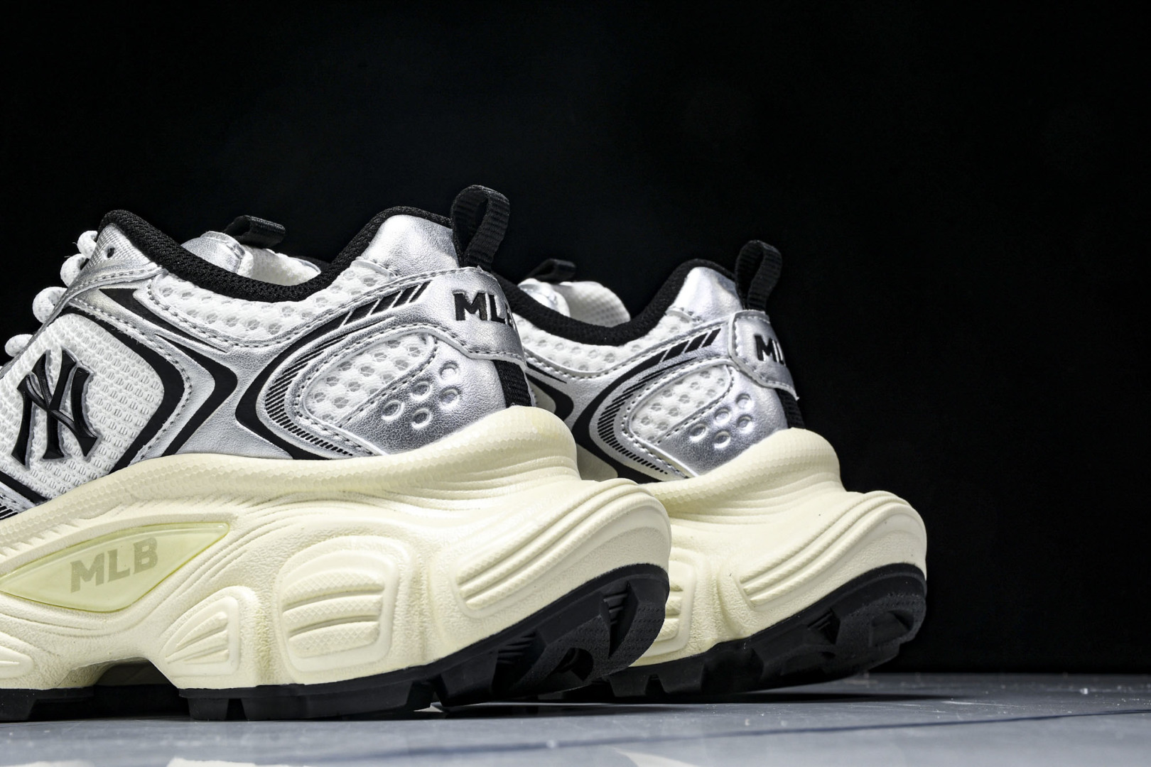 MLB 尺码35-45

纯原版出品-MLB Winner Chunky 赛博老爹鞋 银灰色 3ASHW