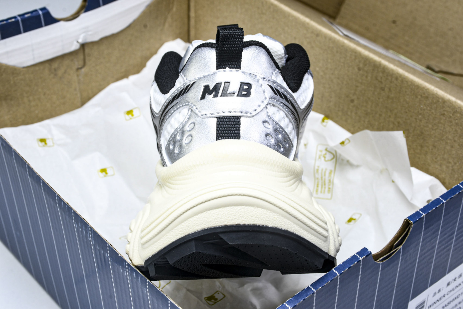 MLB 尺码35-45

纯原版出品-MLB Winner Chunky 赛博老爹鞋 银灰色 3ASHW