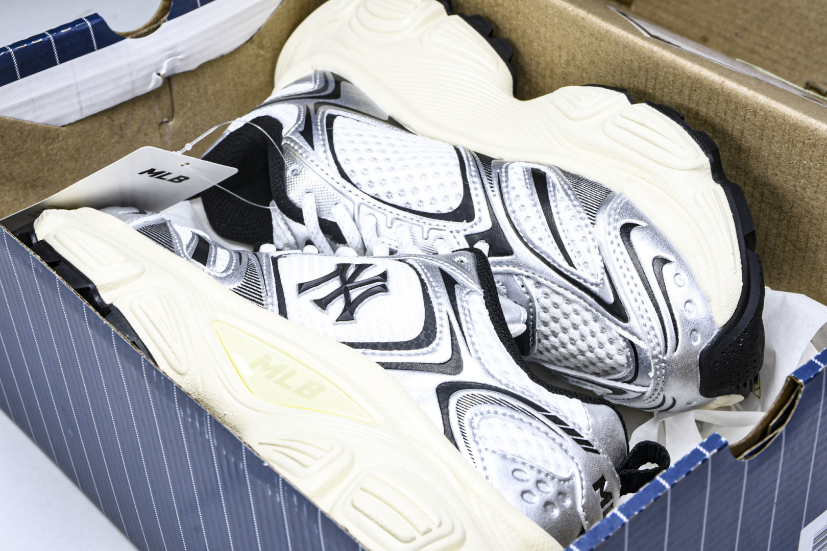 MLB 尺码35-45

纯原版出品-MLB Winner Chunky 赛博老爹鞋 银灰色 3ASHW