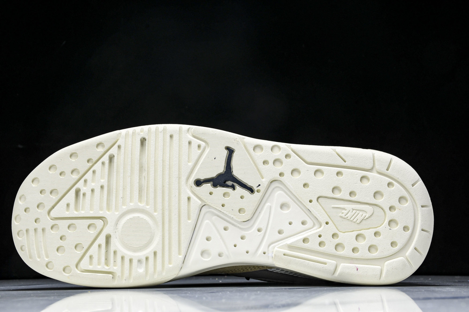 AJ 尺码36-46

纯原版出品-Air Jordan Cmft Era AJ 乔丹复古运动板鞋 HJ