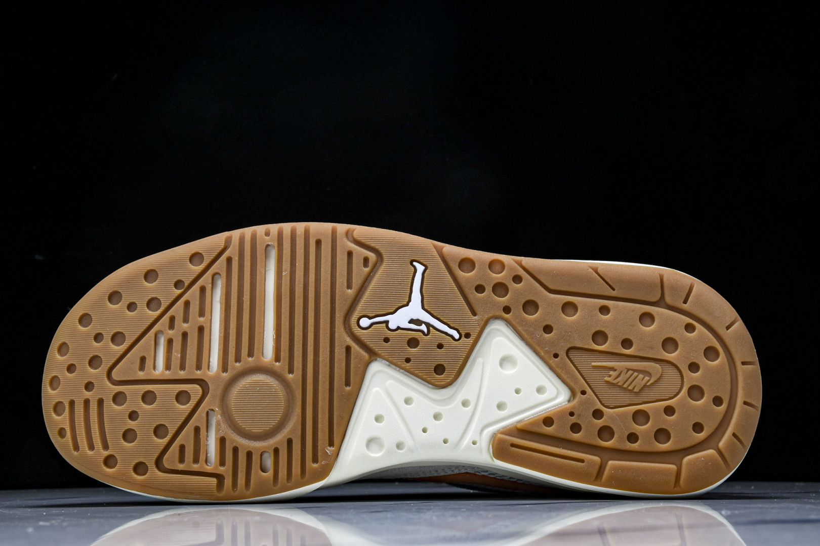 AJ 尺码36-46

纯原版出品-Air Jordan Cmft Era AJ 乔丹复古运动板鞋 HJ