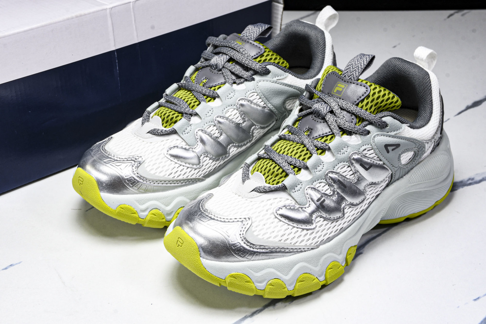 斐乐 尺码35.5-45

纯原版出品-FILA斐乐潮牌FUSION熔岩鞋 老爹鞋厚底运动鞋 F12WF