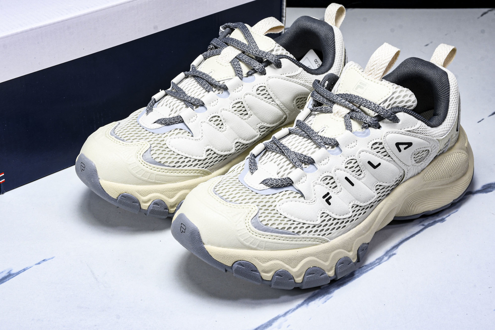 斐乐 尺码35.5-45

纯原版出品-FILA斐乐潮牌FUSION熔岩鞋 老爹鞋厚底运动鞋 F12WF