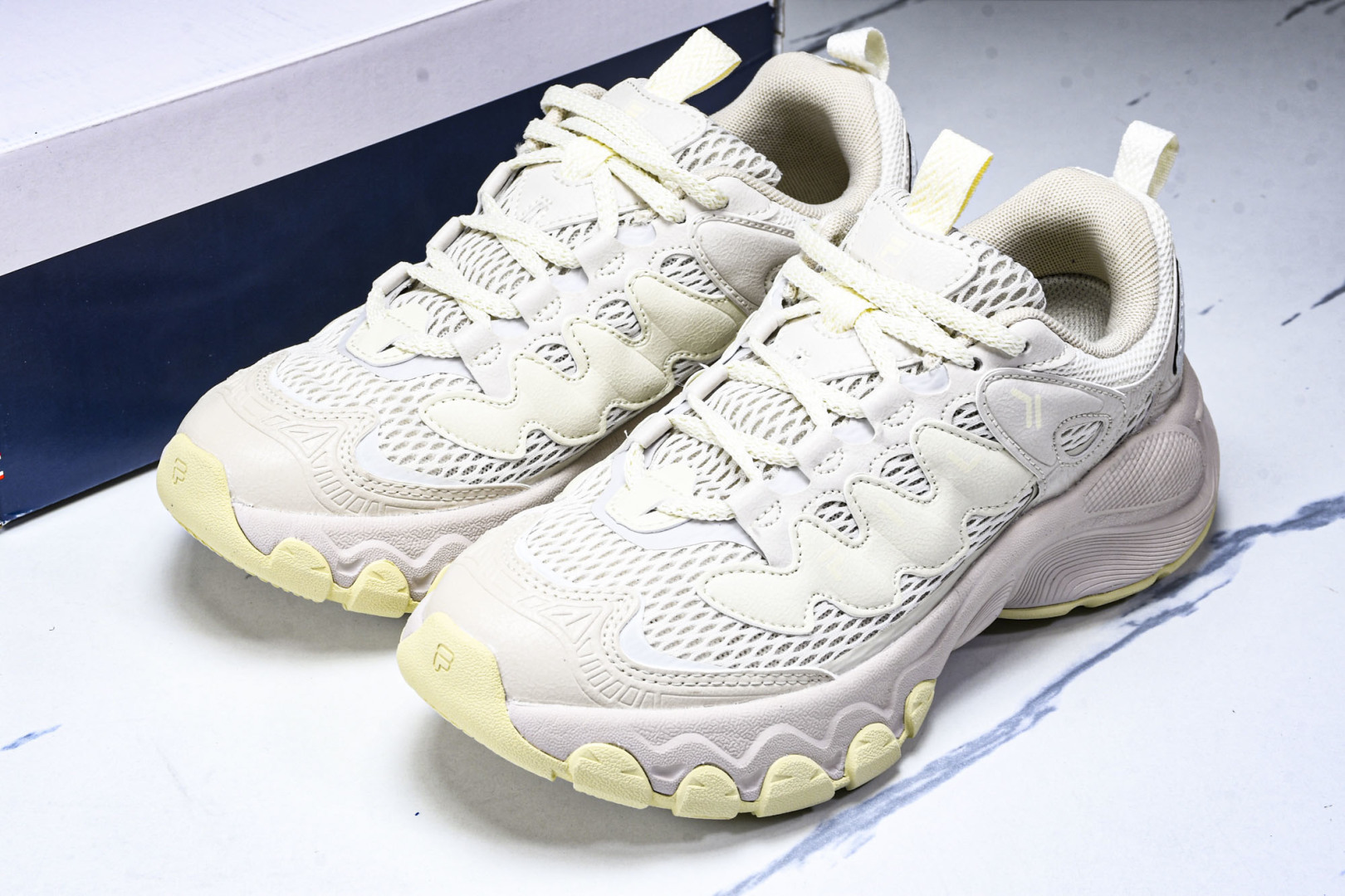 斐乐 尺码35.5-45

纯原版出品-FILA斐乐潮牌FUSION熔岩鞋 老爹鞋厚底运动鞋 F12WF