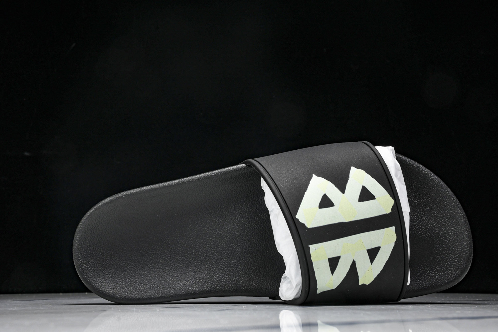 巴黎 尺码39-46

纯原版出品-Balenciaga Pool Slide 黑色  1004 YZ0
