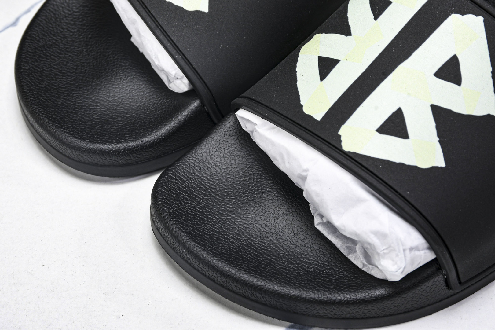 巴黎 尺码39-46

纯原版出品-Balenciaga Pool Slide 黑色  1004 YZ0