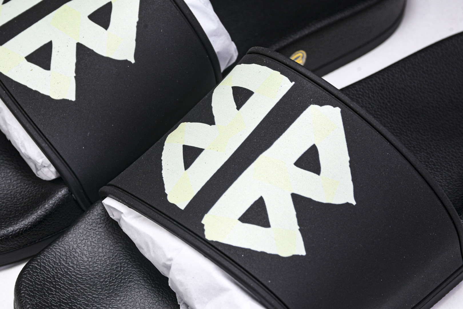 巴黎 尺码39-46

纯原版出品-Balenciaga Pool Slide 黑色  1004 YZ0
