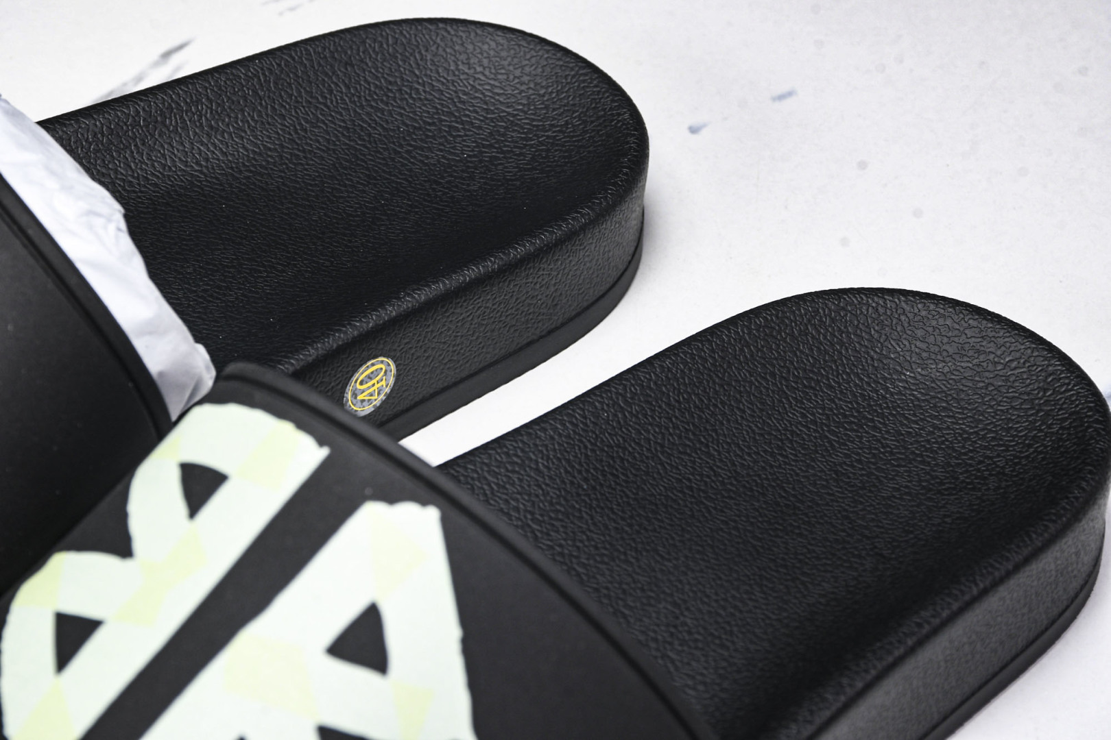 巴黎 尺码39-46

纯原版出品-Balenciaga Pool Slide 黑色  1004 YZ0