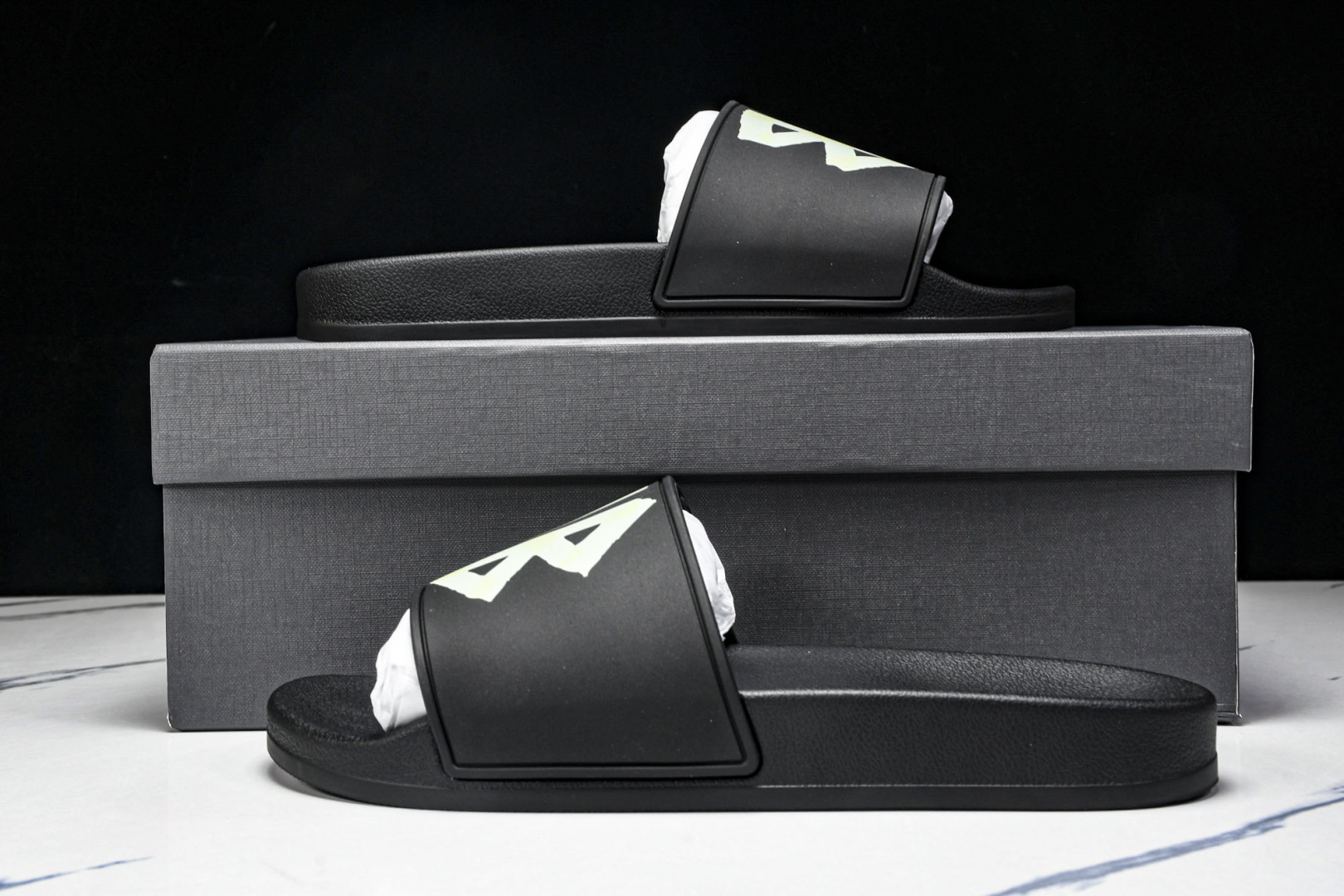 巴黎 尺码39-46

纯原版出品-Balenciaga Pool Slide 黑色  1004 YZ0