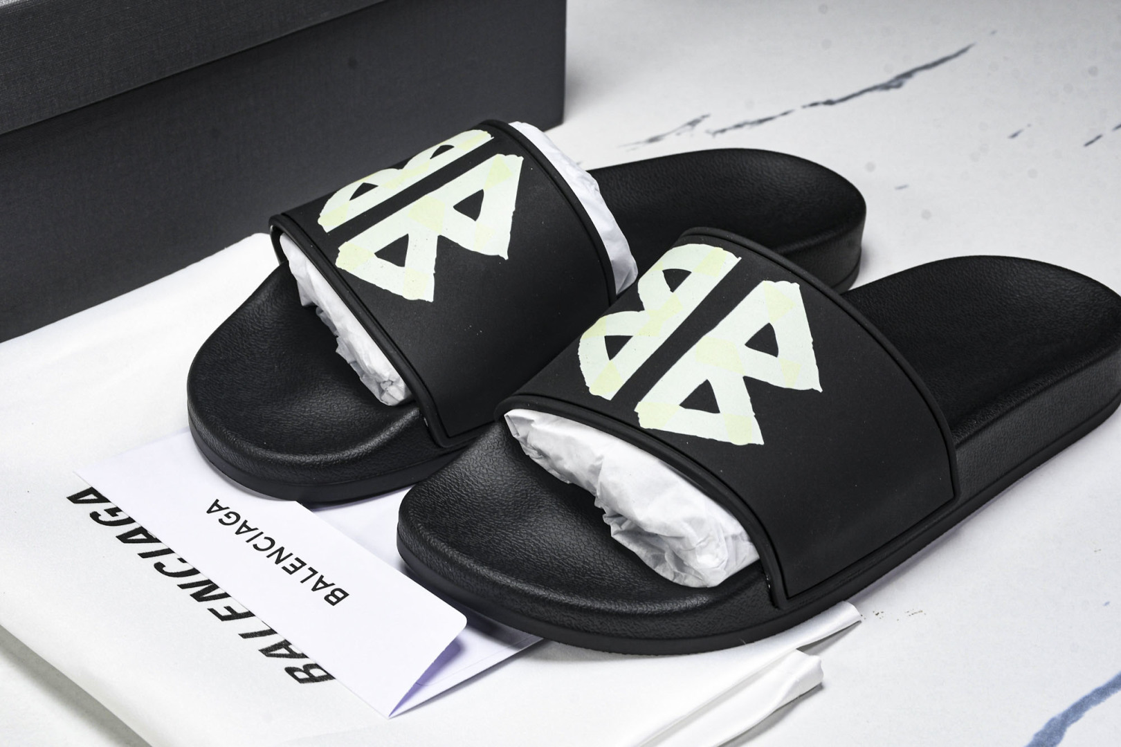 巴黎 尺码39-46

纯原版出品-Balenciaga Pool Slide 黑色  1004 YZ0