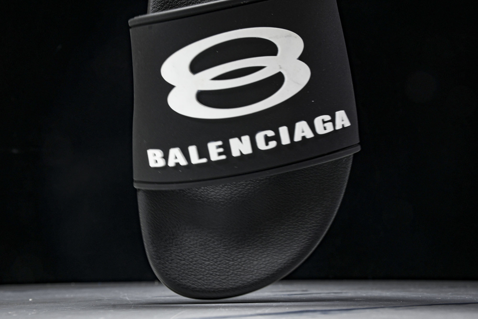 巴黎 尺码39-46

纯原版出品-Balenciaga Pool Slide 黑色  1004 YZ0