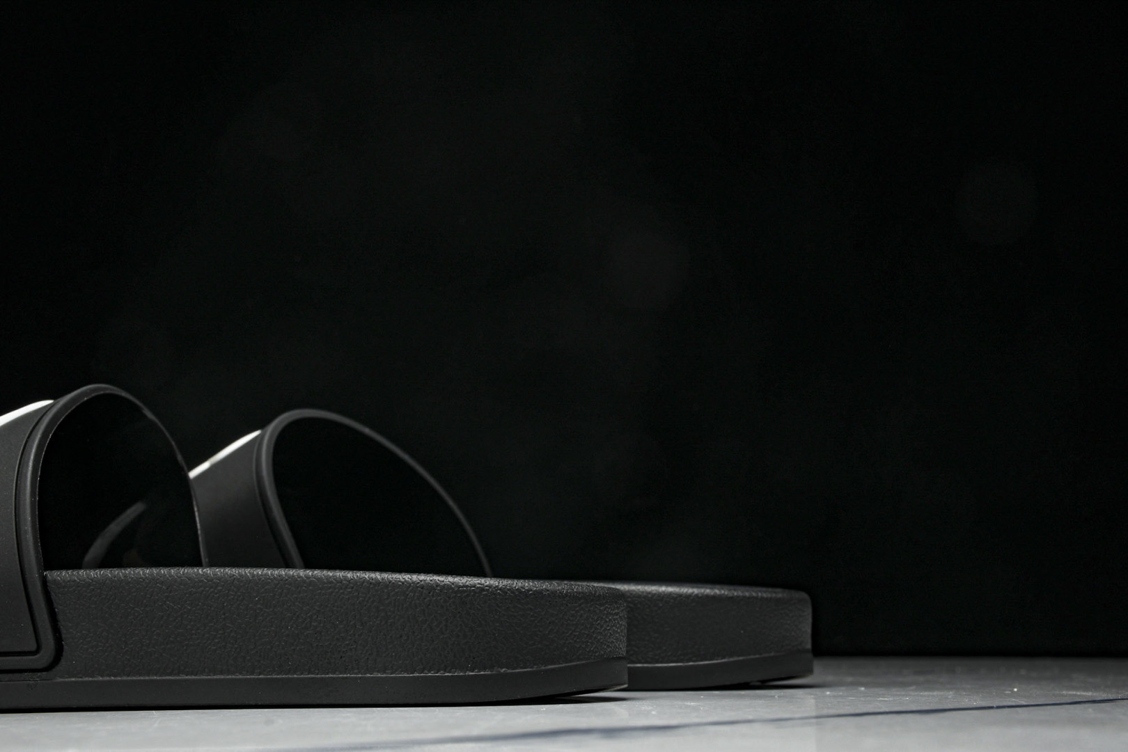 巴黎 尺码39-46

纯原版出品-Balenciaga Pool Slide 黑色  1004 YZ0