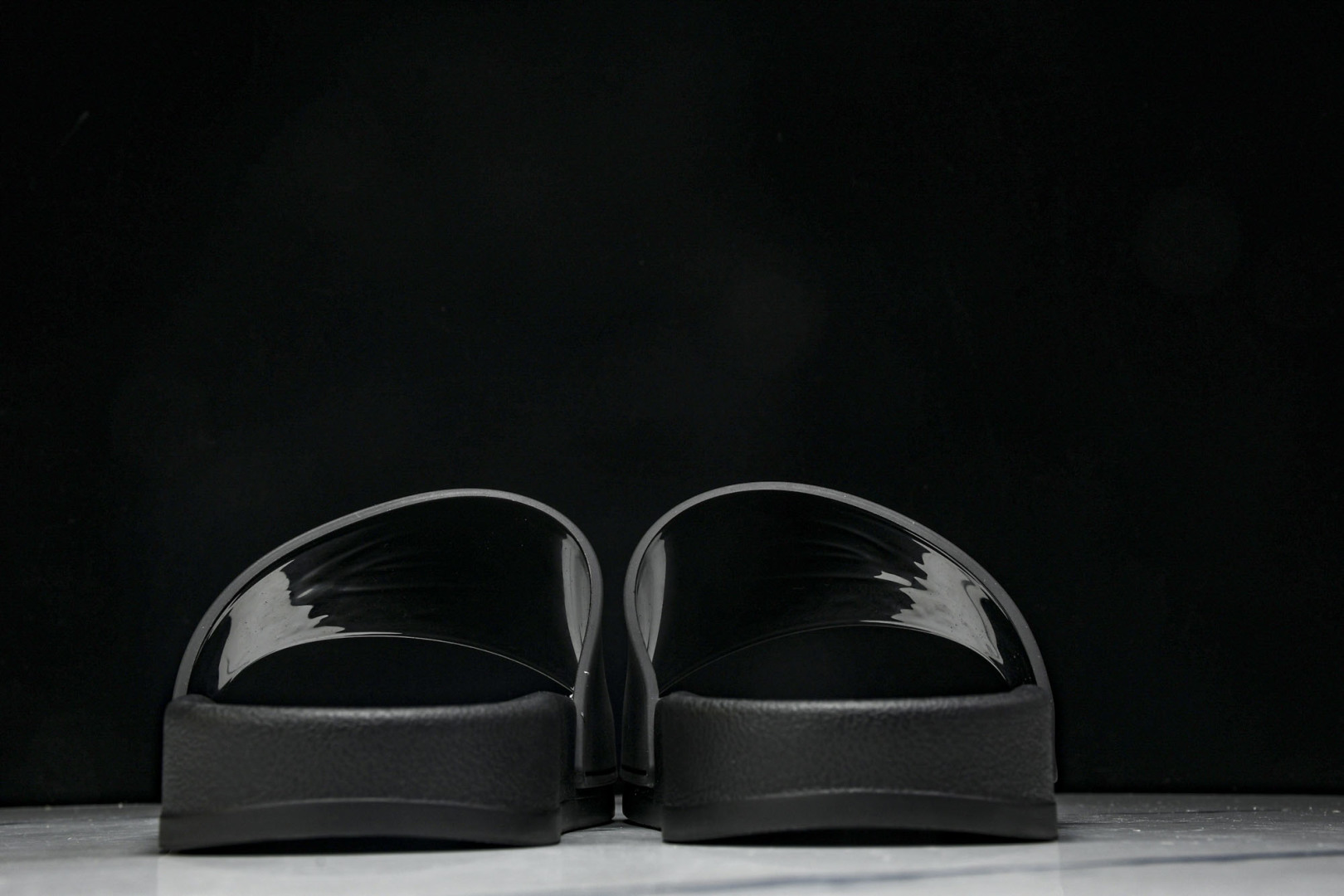 巴黎 尺码39-46

纯原版出品-Balenciaga Pool Slide 黑色  1004 YZ0
