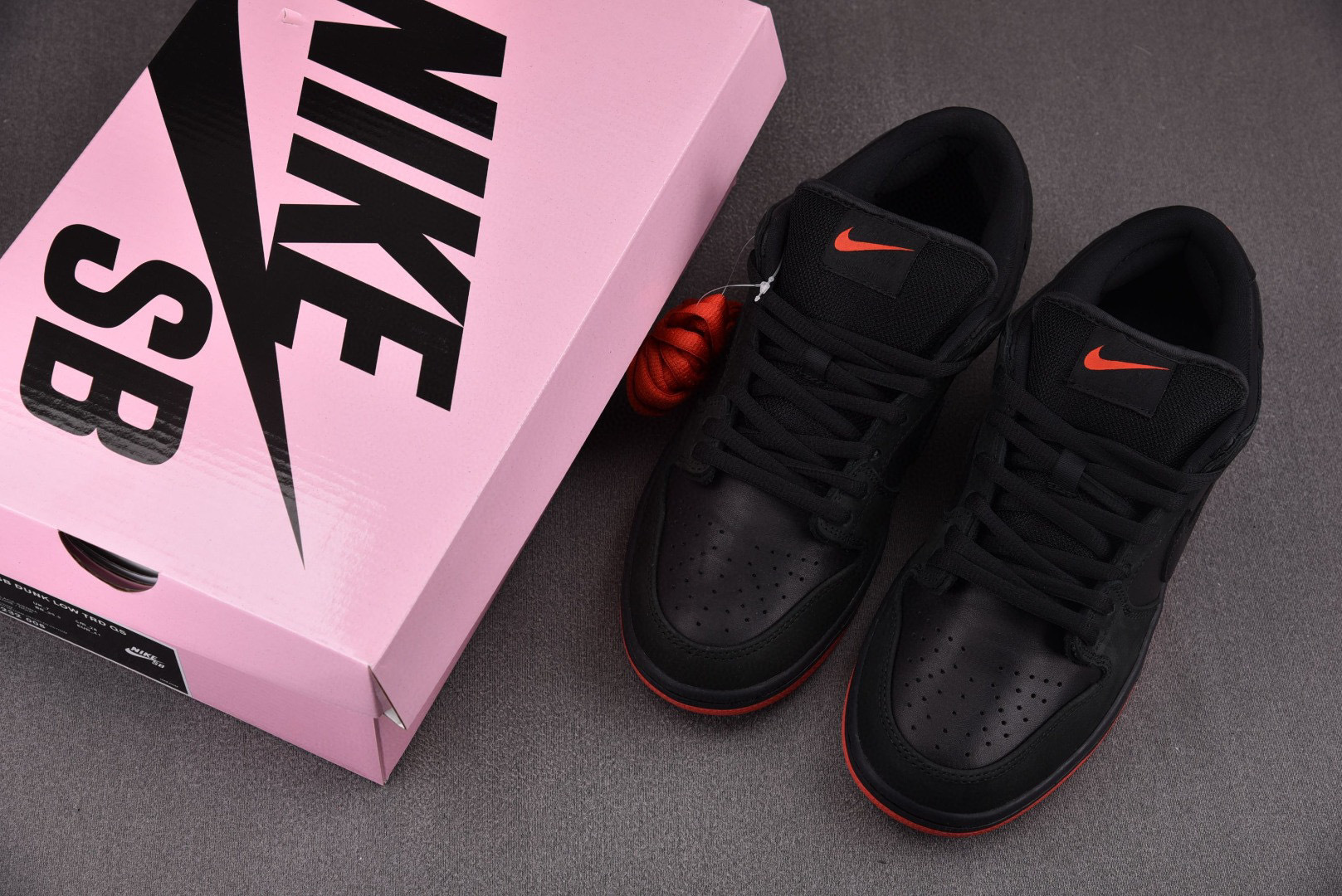 Dunk黑鸽子 尺码40-47.5

纯原版出品-Dunk SB Low“Black Pigeon”黑鸽