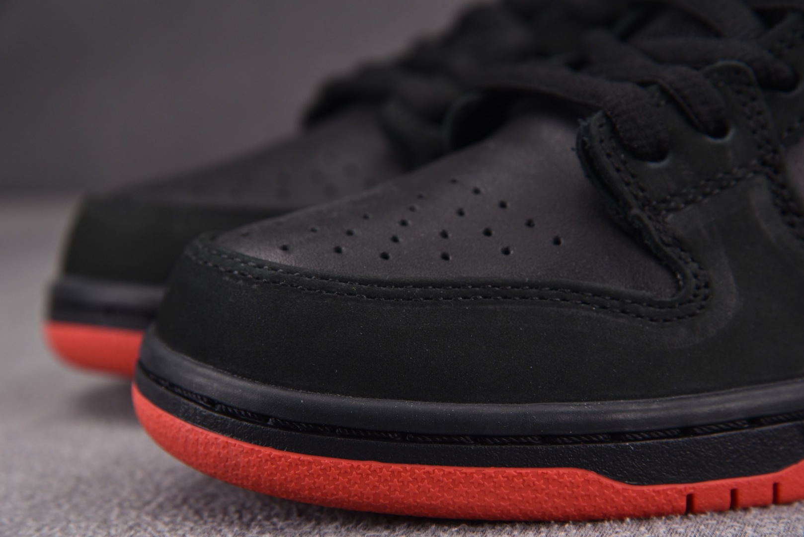 Dunk黑鸽子 尺码40-47.5

纯原版出品-Dunk SB Low“Black Pigeon”黑鸽