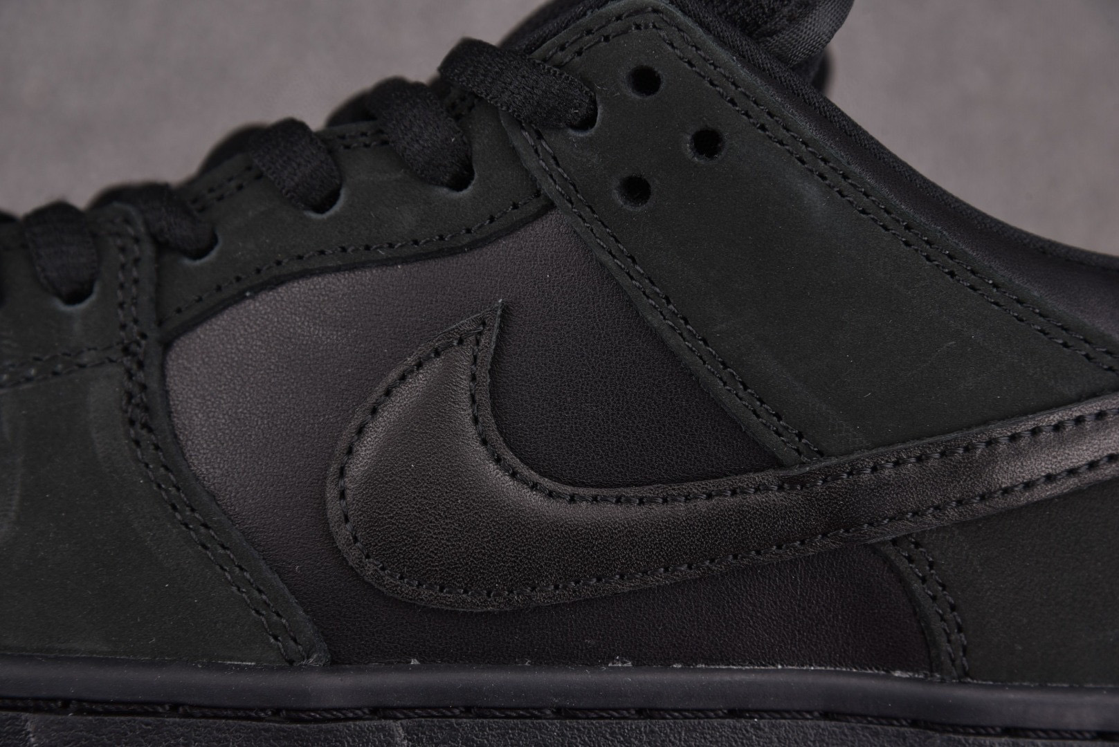 Dunk黑鸽子 尺码40-47.5

纯原版出品-Dunk SB Low“Black Pigeon”黑鸽
