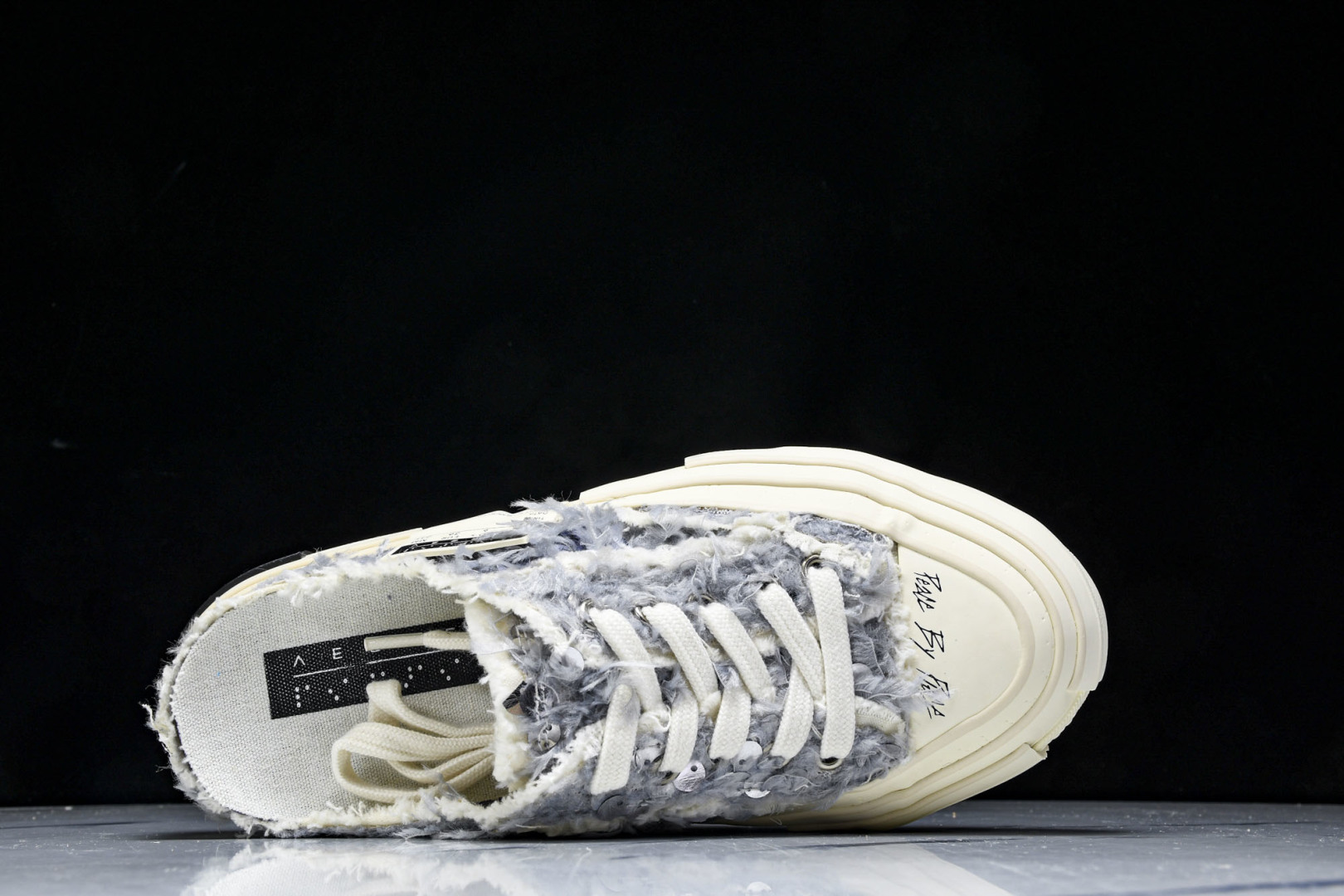 吴建豪 尺码35-45

纯原版出品-xVESSEL 天鹅之泪长毛绒亮片半拖 变色 低帮 帆布鞋 男女同