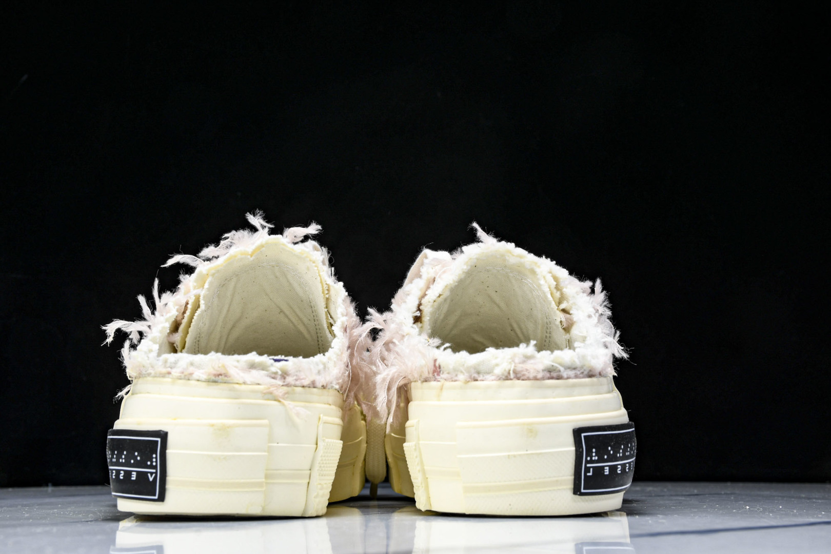 吴建豪 尺码35-45

纯原版出品-xVESSEL 天鹅之吻 长毛绒亮片 防滑耐磨轻便 低帮 帆布鞋 