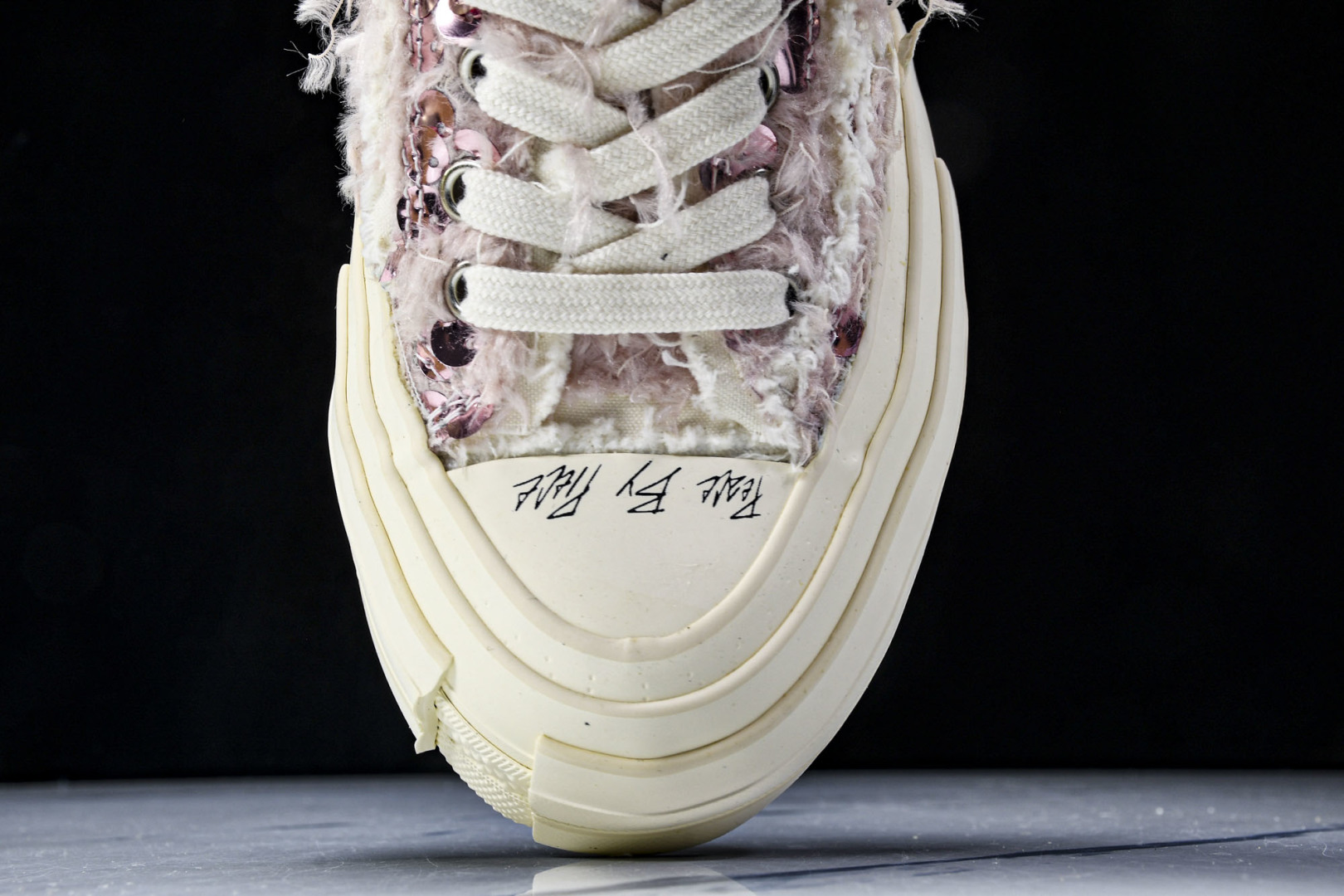 吴建豪 尺码35-45

纯原版出品-xVESSEL 天鹅之吻 长毛绒亮片 防滑耐磨轻便 低帮 帆布鞋 